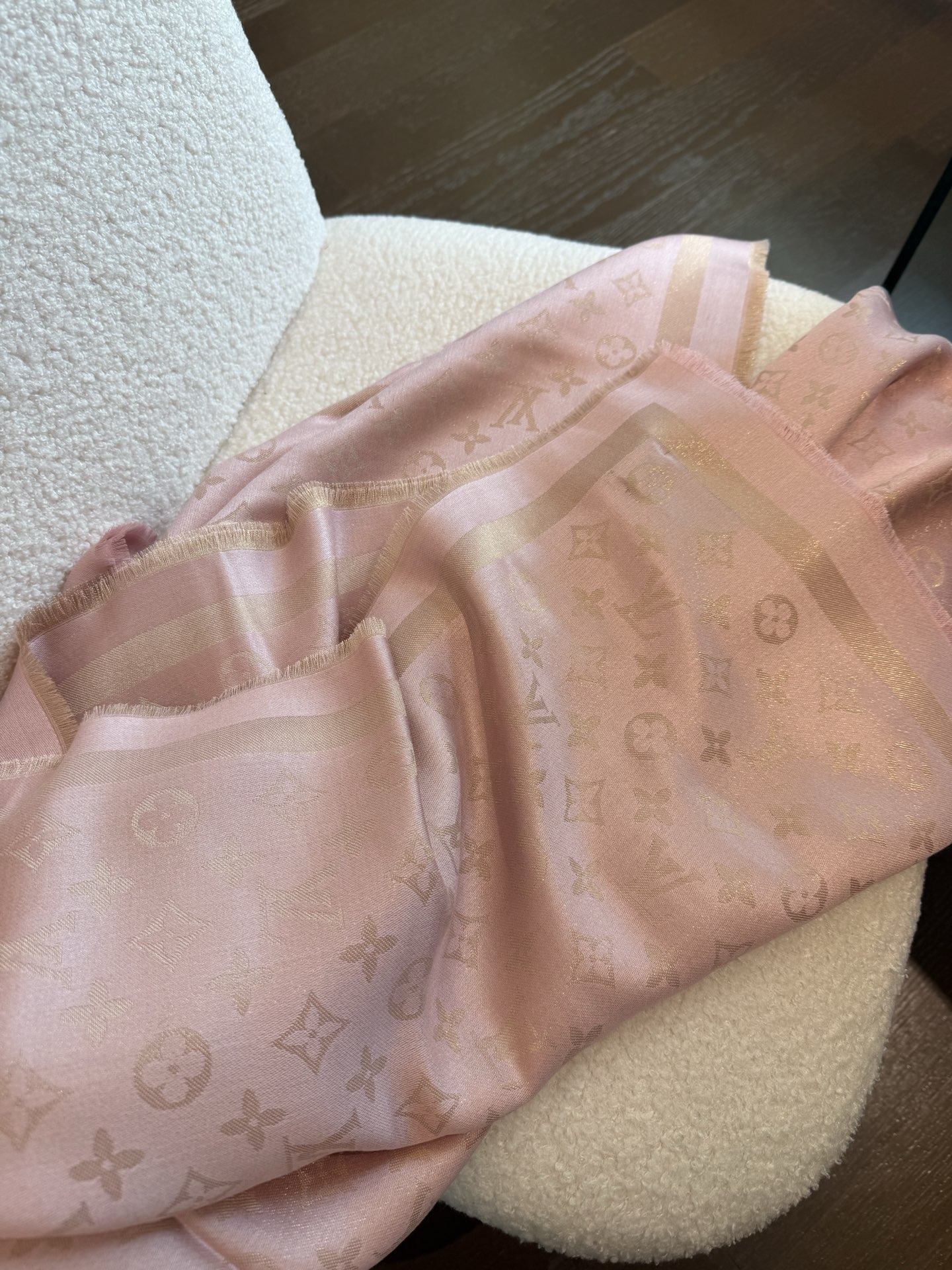 P🥤皇室LV路易威登极品硬货❗️品质好到几宿都不能正常入眠[流泪]可以pk专柜的最极品的品质❗️披肩向昔
