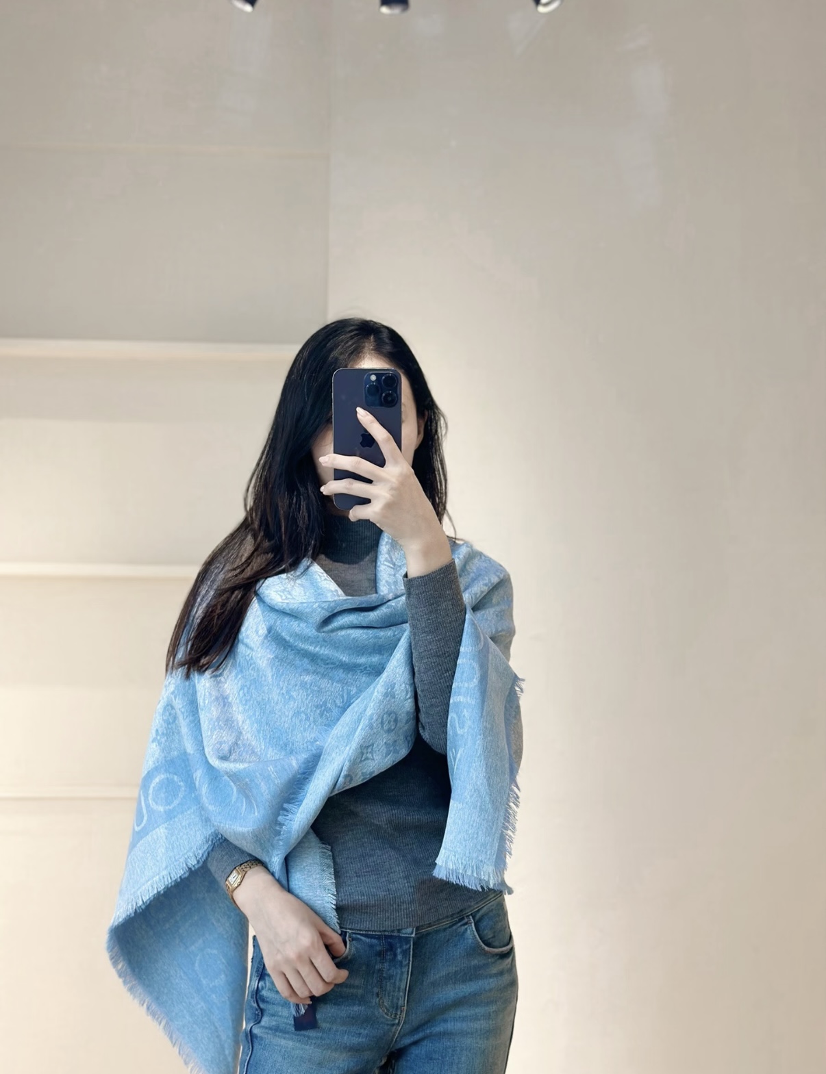🆕 🆕 PL V 2026新款披肩，仿佛挚爱牛仔裤经过时间洗礼后的别致纹理。华美丝毛混纺裁出大幅尺寸，带来多种造型可能。