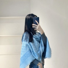 🆕 🆕 PL V 2026新款披肩,仿佛挚爱牛仔裤经过时间洗礼后的别致纹理。华美丝毛混纺裁出大幅尺寸,带来多种造型可能。 🆕 🆕 PL V 2026新款披肩,仿佛挚爱牛仔裤经过时间洗礼后的别致纹理。华美丝毛混纺裁出大幅尺寸,带来多种造型可能。