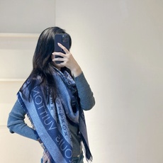 🆕 🆕 PL V 2026新款披肩,仿佛挚爱牛仔裤经过时间洗礼后的别致纹理。华美丝毛混纺裁出大幅尺寸,带来多种造型可能。 🆕 🆕 PL V 2026新款披肩,仿佛挚爱牛仔裤经过时间洗礼后的别致纹理。华美丝毛混纺裁出大幅尺寸,带来多种造型可能。