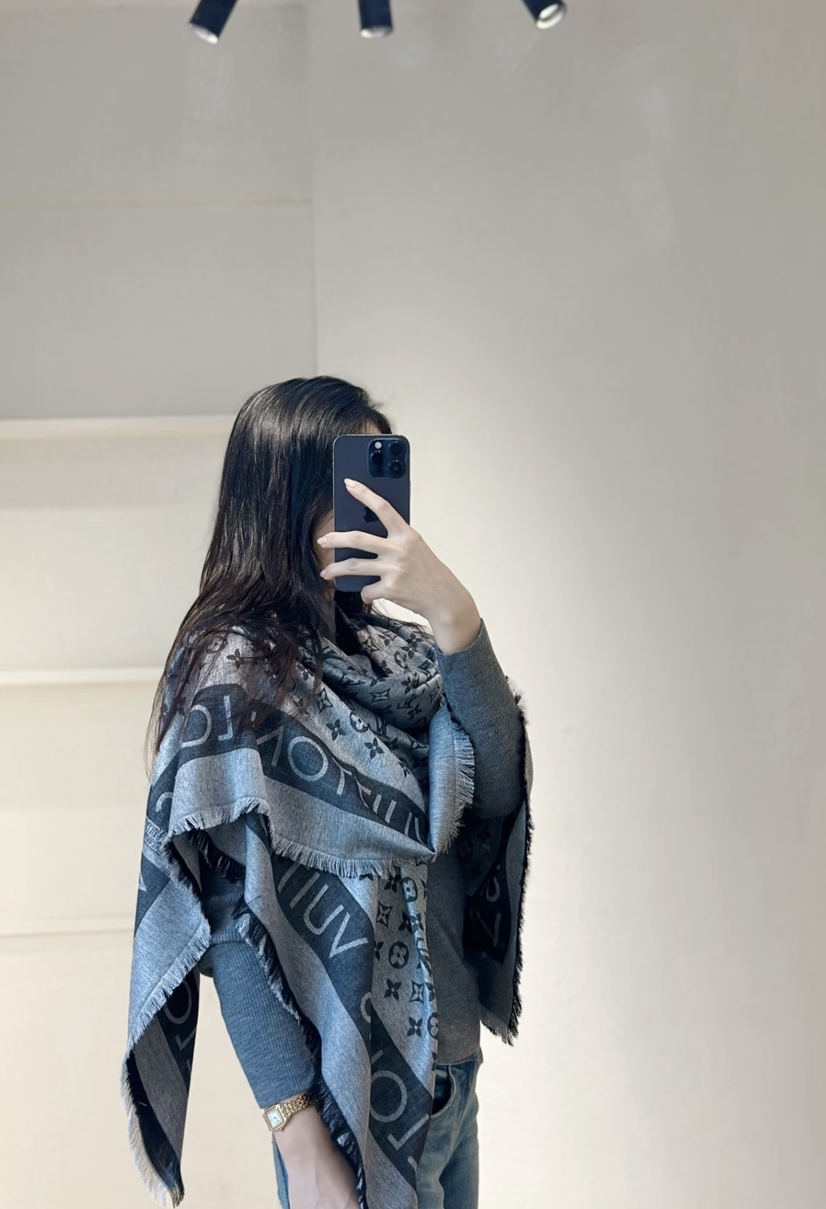 🆕 🆕 PL V 2026新款披肩，仿佛挚爱牛仔裤经过时间洗礼后的别致纹理。华美丝毛混纺裁出大幅尺寸，带来多种造型可能。