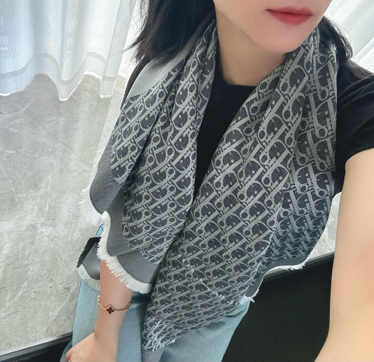 P【Dior质感好牛，超赞小披肩~！】手感巨NB，蓬松柔软，奢华有质感！！尺寸规格：120cm*120c