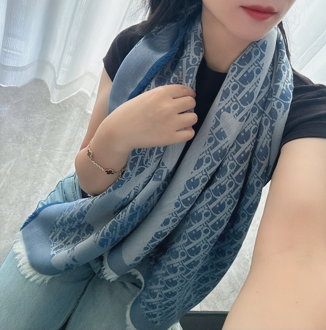 P【Dior质感好牛，超赞小披肩~！】手感巨NB，蓬松柔软，奢华有质感！！尺寸规格：120cm*120c
