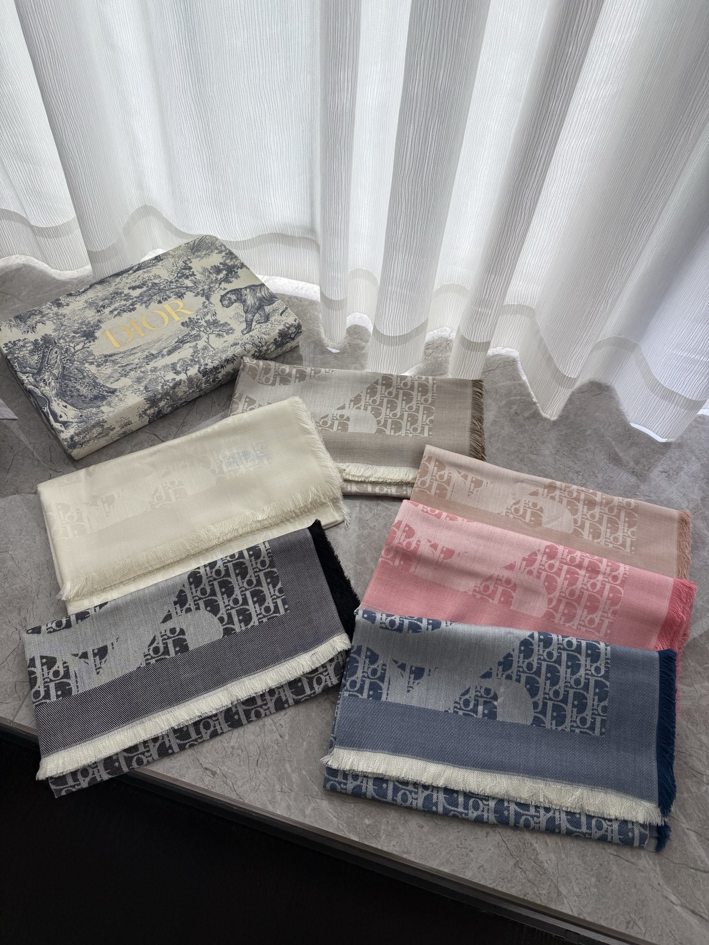 P【Dior质感好牛，超赞小披肩~！】手感巨NB，蓬松柔软，奢华有质感！！尺寸规格：120cm*120c