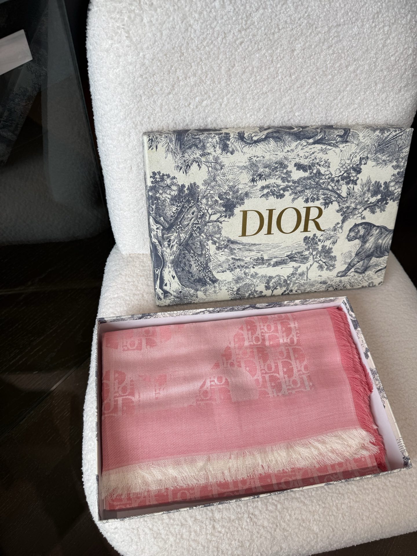 P【Dior质感好牛，超赞小披肩~！】手感巨NB，蓬松柔软，奢华有质感！！尺寸规格：120cm*120c