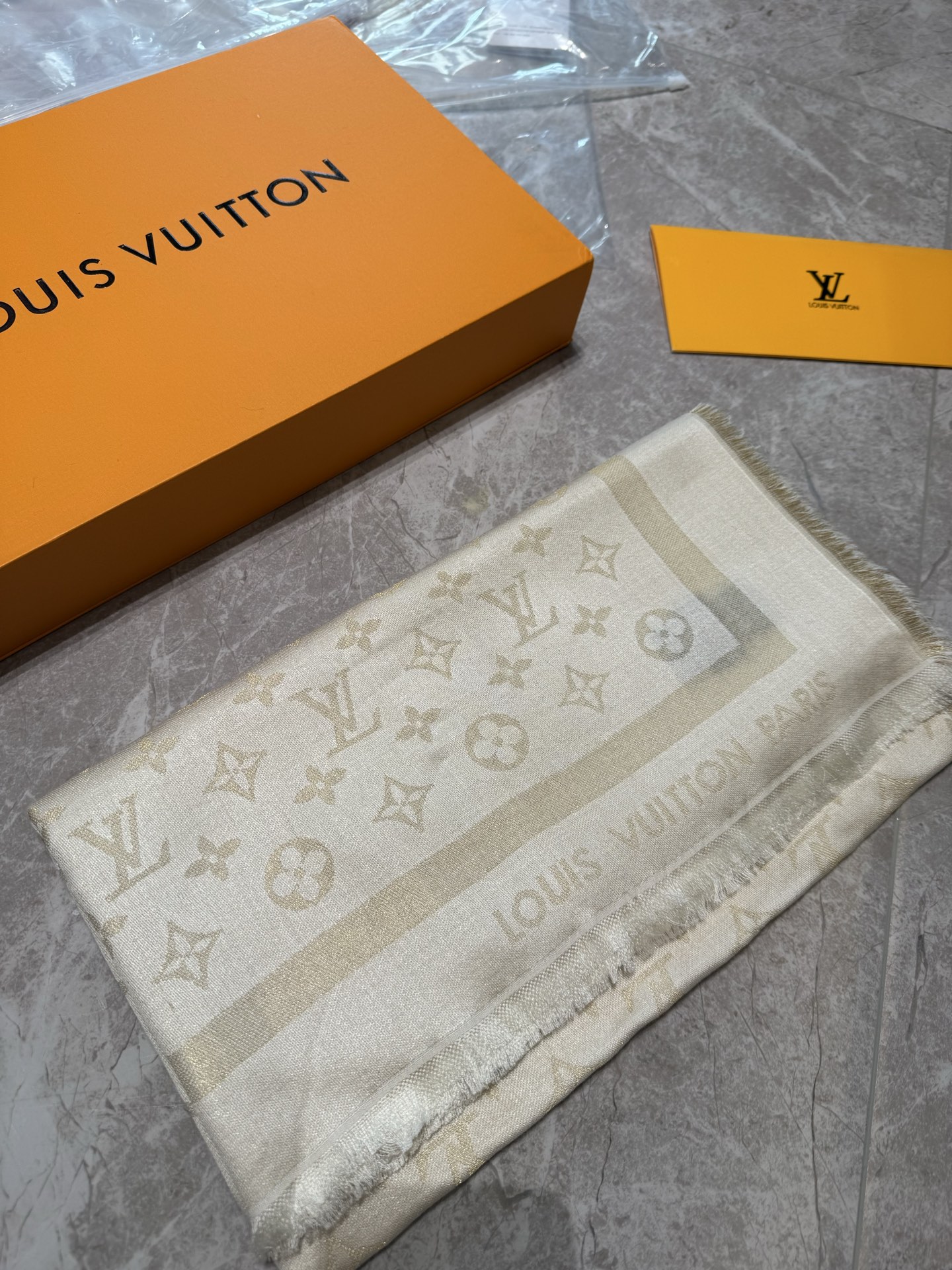 P🥤皇室LV路易威登极品硬货❗️品质好到几宿都不能正常入眠[流泪]可以Pk专柜的最极品的品质❗️披肩向昔