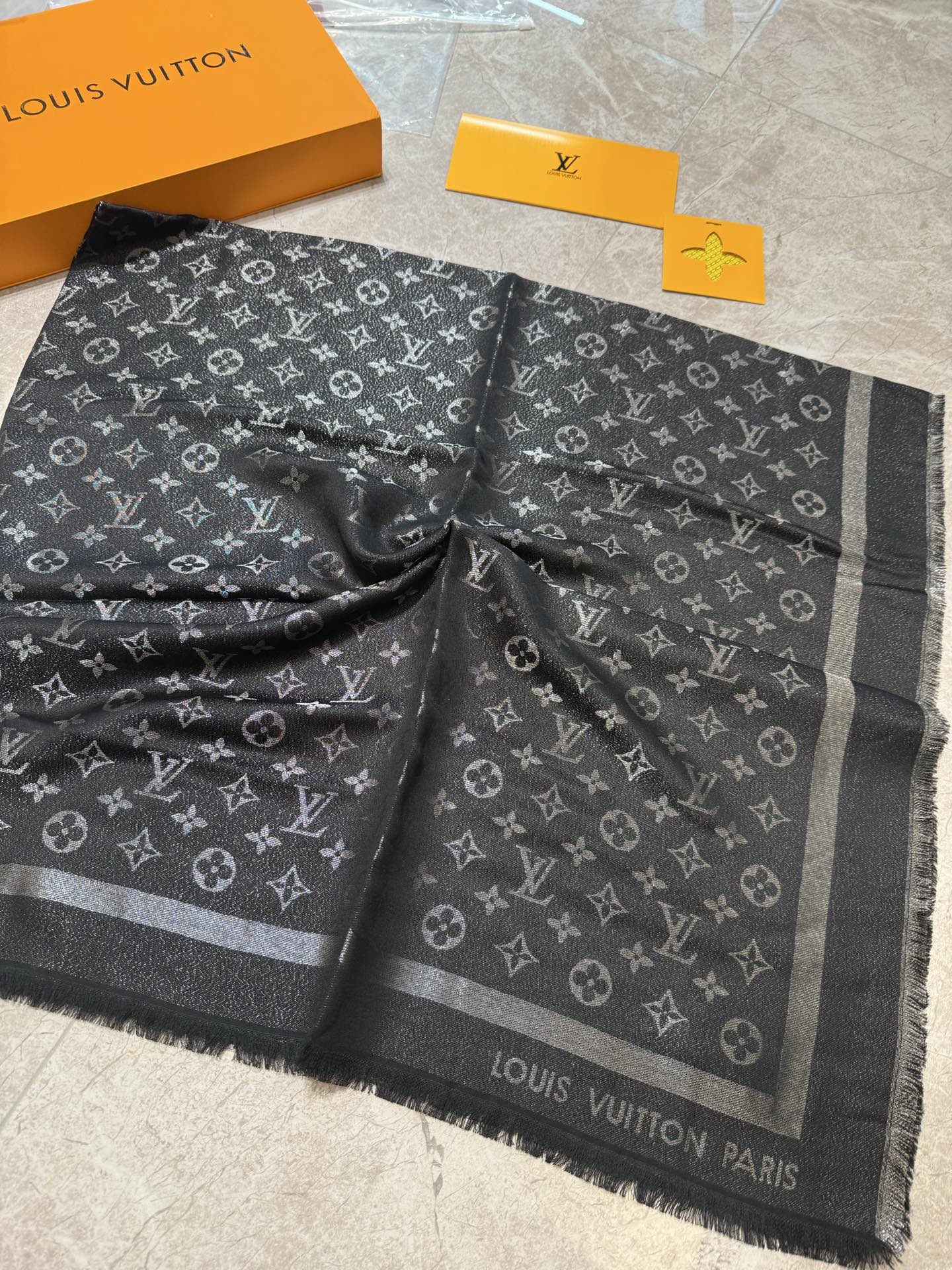 P🥤皇室LV路易威登极品硬货❗️品质好到几宿都不能正常入眠[流泪]可以Pk专柜的最极品的品质❗️披肩向昔