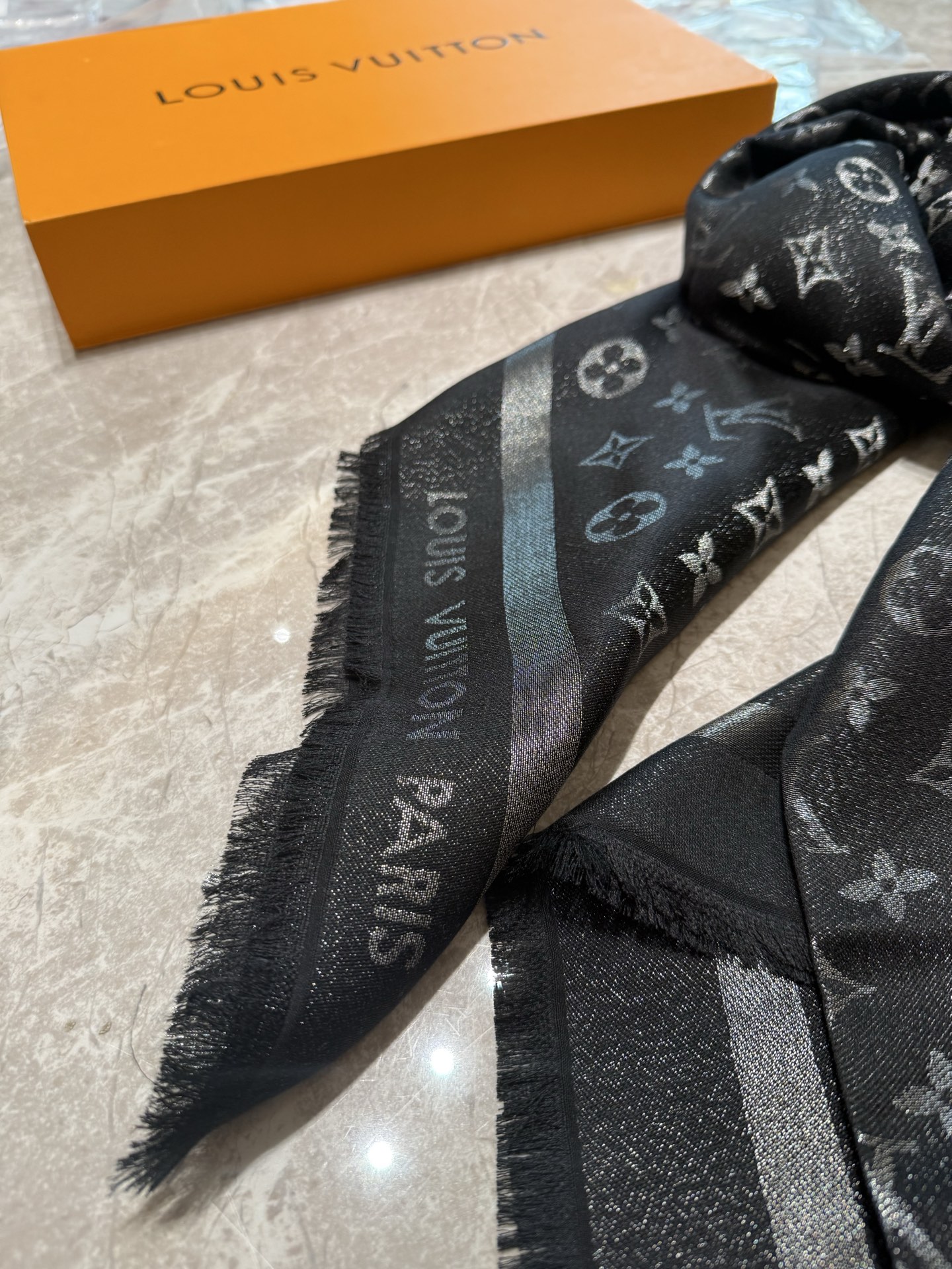 P🥤皇室LV路易威登极品硬货❗️品质好到几宿都不能正常入眠[流泪]可以Pk专柜的最极品的品质❗️披肩向昔
