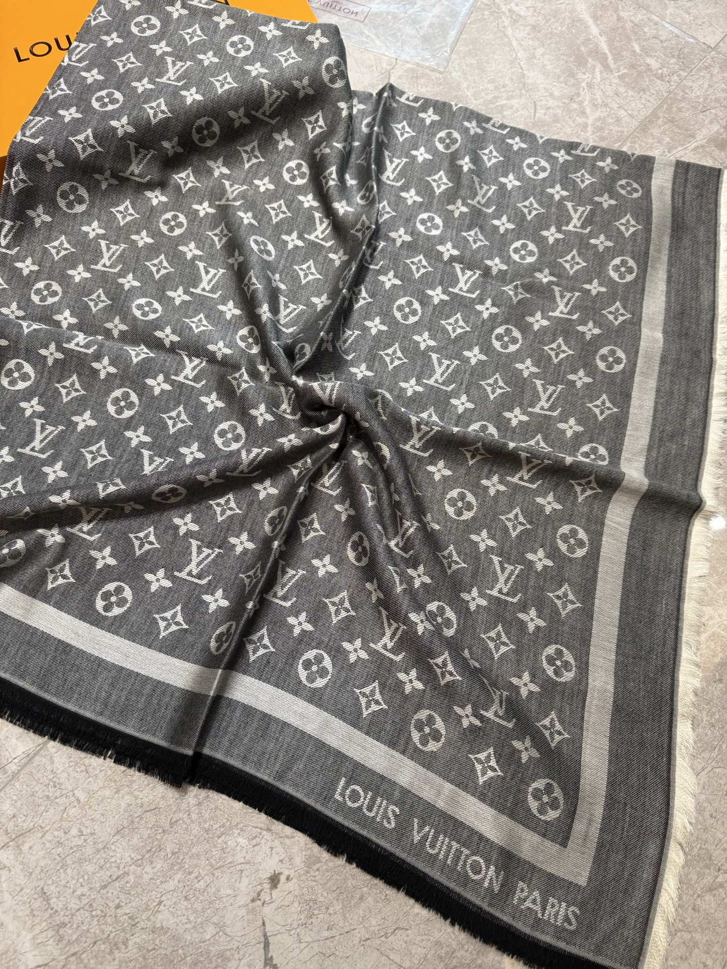 P🥤皇室LV路易威登极品硬货❗️品质好到几宿都不能正常入眠[流泪]可以Pk专柜的最极品的品质❗️披肩向昔