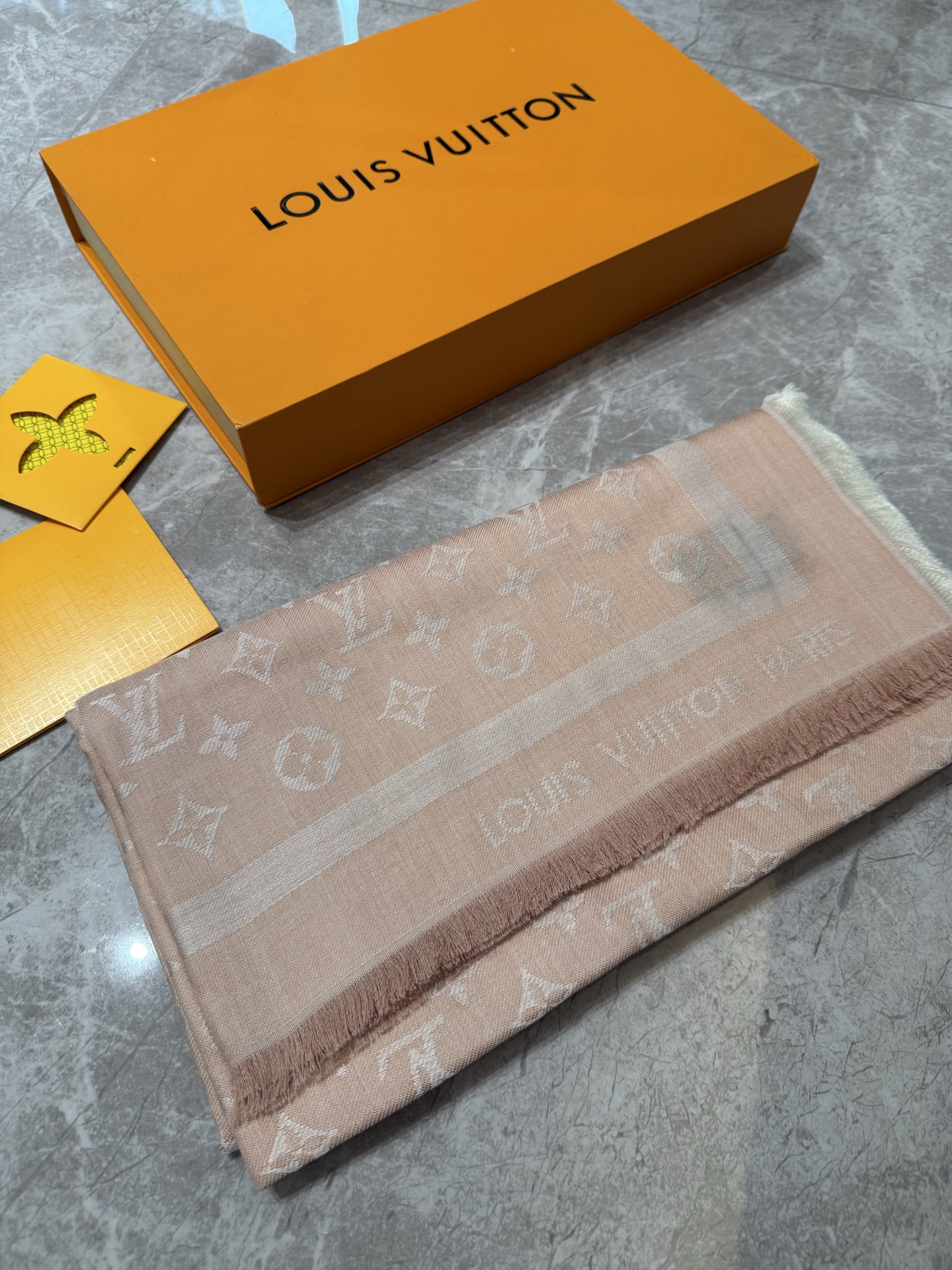 P🥤皇室LV路易威登极品硬货❗️品质好到几宿都不能正常入眠[流泪]可以Pk专柜的最极品的品质❗️披肩向昔