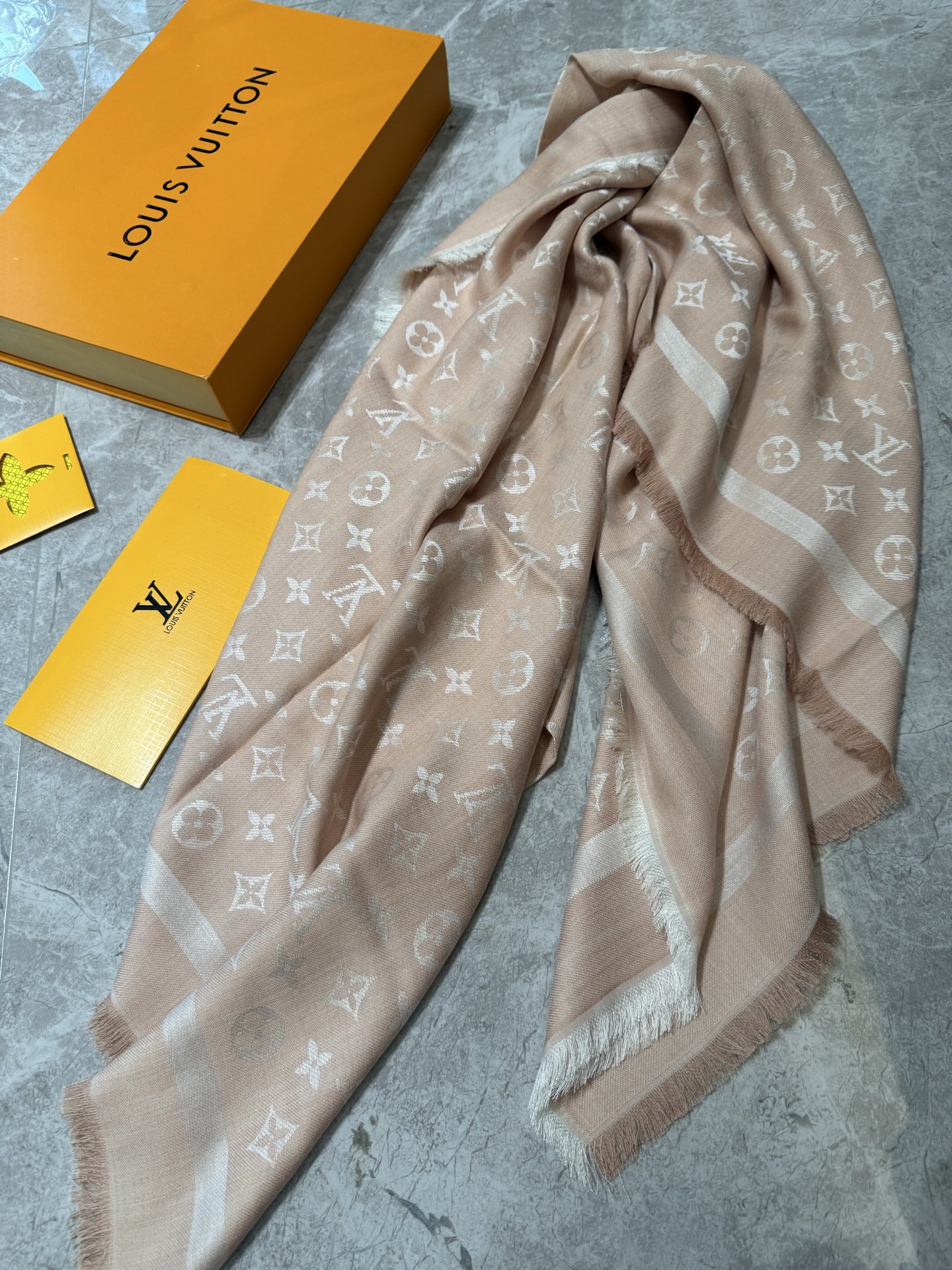 P🥤皇室LV路易威登极品硬货❗️品质好到几宿都不能正常入眠[流泪]可以Pk专柜的最极品的品质❗️披肩向昔