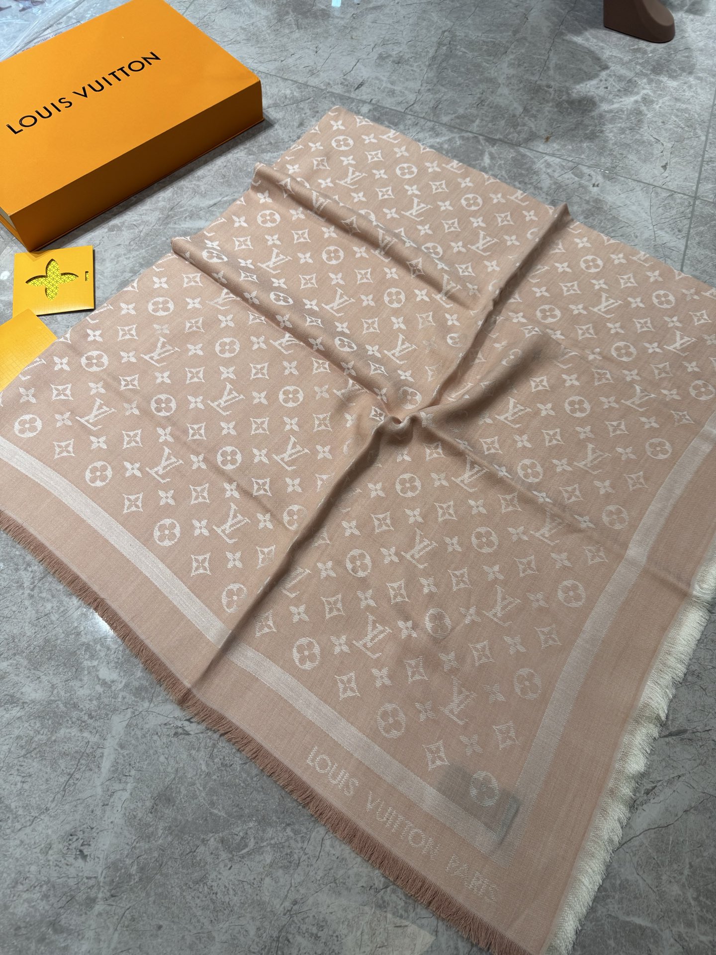 P🥤皇室LV路易威登极品硬货❗️品质好到几宿都不能正常入眠[流泪]可以Pk专柜的最极品的品质❗️披肩向昔