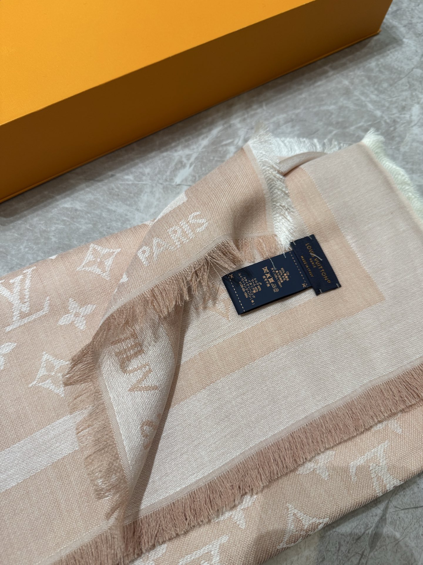 P🥤皇室LV路易威登极品硬货❗️品质好到几宿都不能正常入眠[流泪]可以Pk专柜的最极品的品质❗️披肩向昔