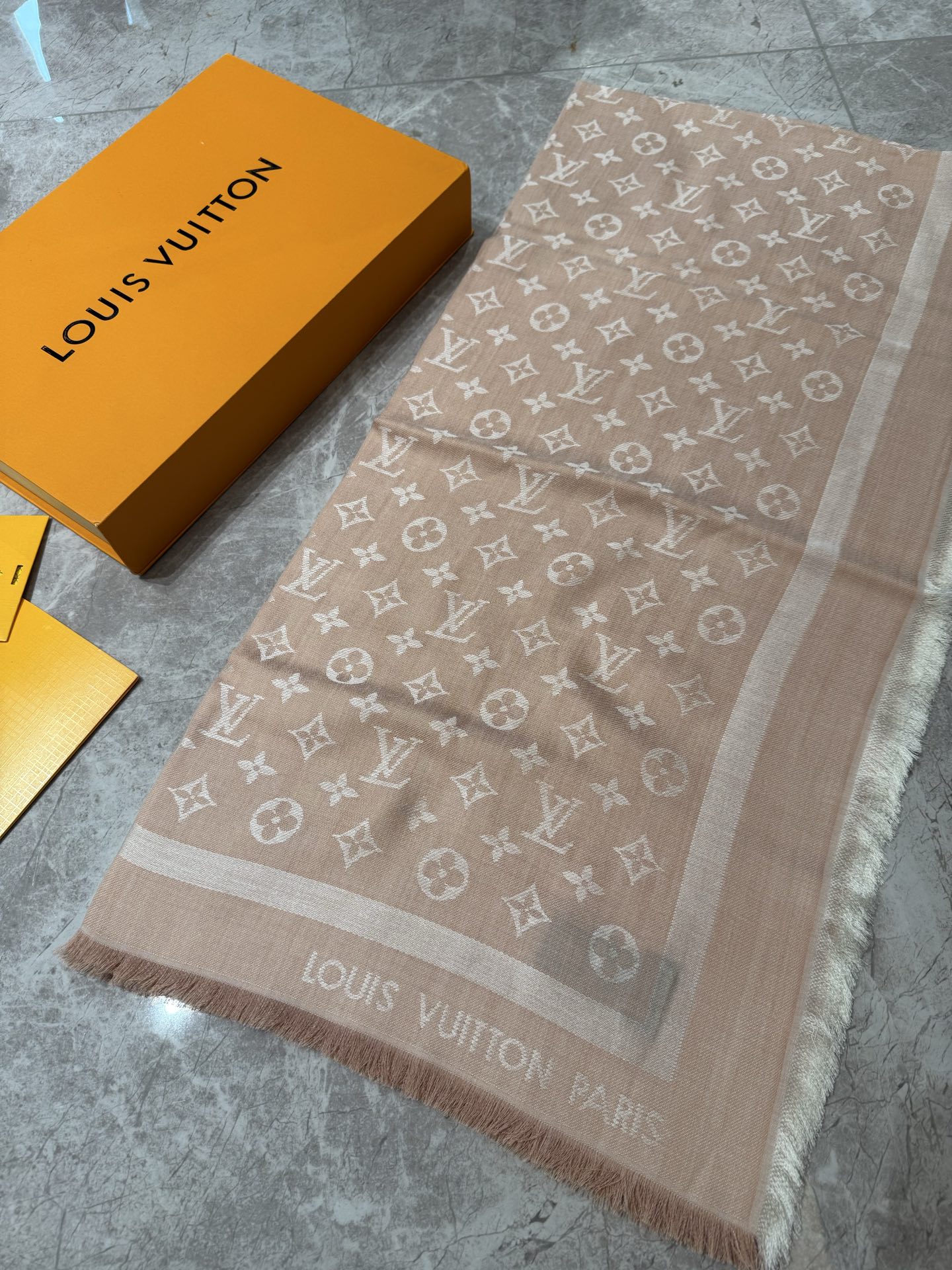 P🥤皇室LV路易威登极品硬货❗️品质好到几宿都不能正常入眠[流泪]可以Pk专柜的最极品的品质❗️披肩向昔