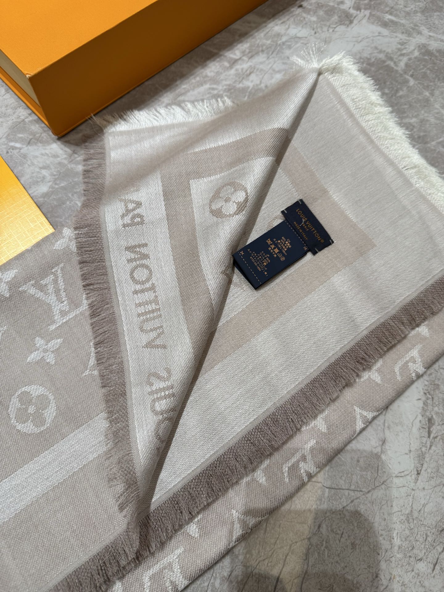 P🥤皇室LV路易威登极品硬货❗️品质好到几宿都不能正常入眠[流泪]可以Pk专柜的最极品的品质❗️披肩向昔