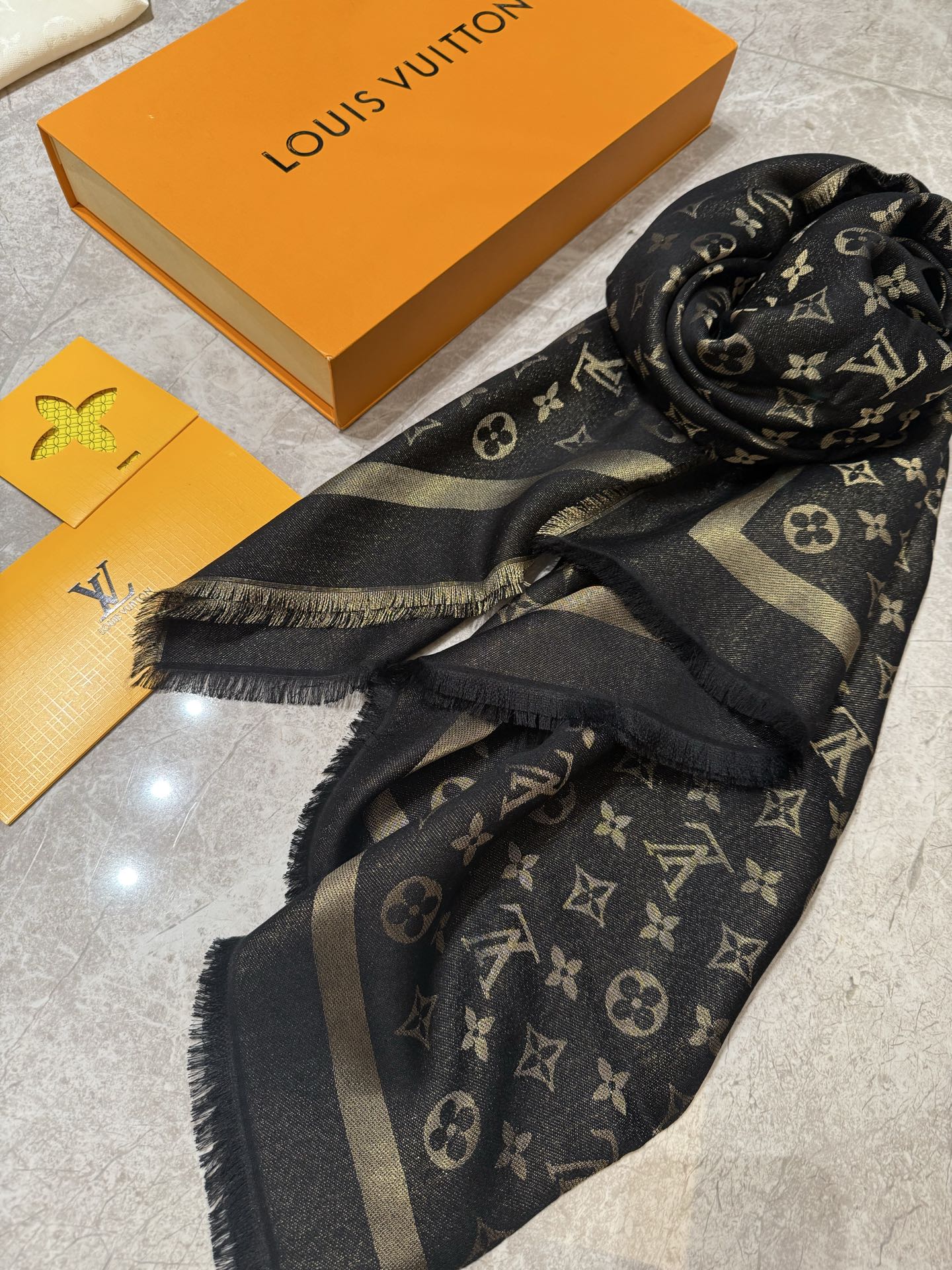 P🥤皇室LV路易威登极品硬货❗️品质好到几宿都不能正常入眠[流泪]可以Pk专柜的最极品的品质❗️披肩向昔