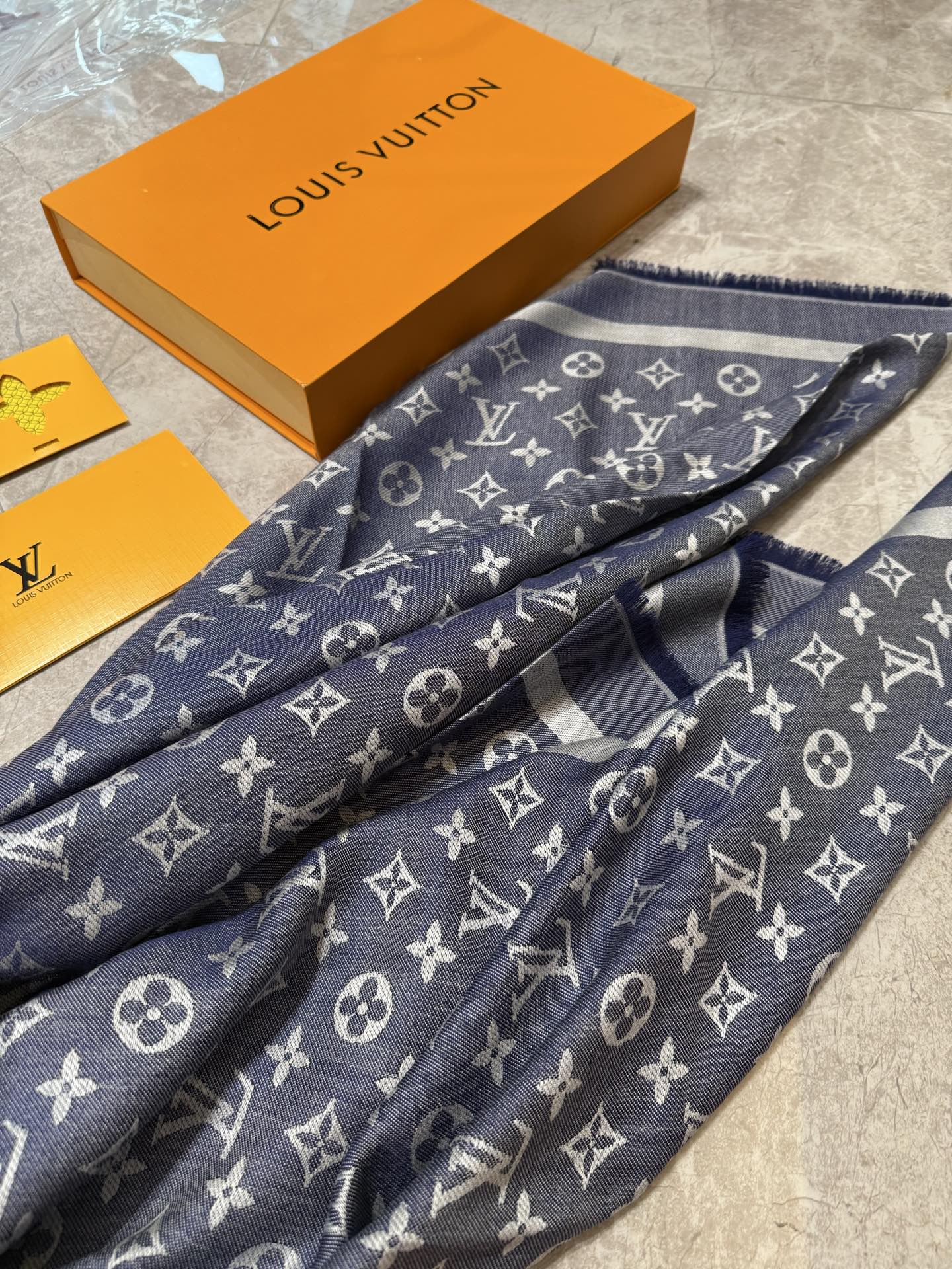 P🥤皇室LV路易威登极品硬货❗️品质好到几宿都不能正常入眠[流泪]可以Pk专柜的最极品的品质❗️披肩向昔