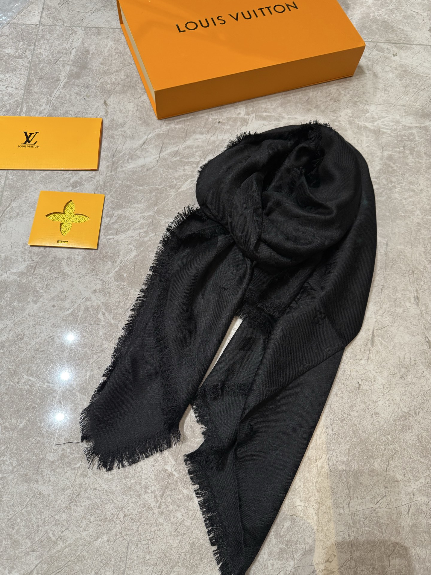 P🥤皇室LV路易威登极品硬货❗️品质好到几宿都不能正常入眠[流泪]可以Pk专柜的最极品的品质❗️披肩向昔