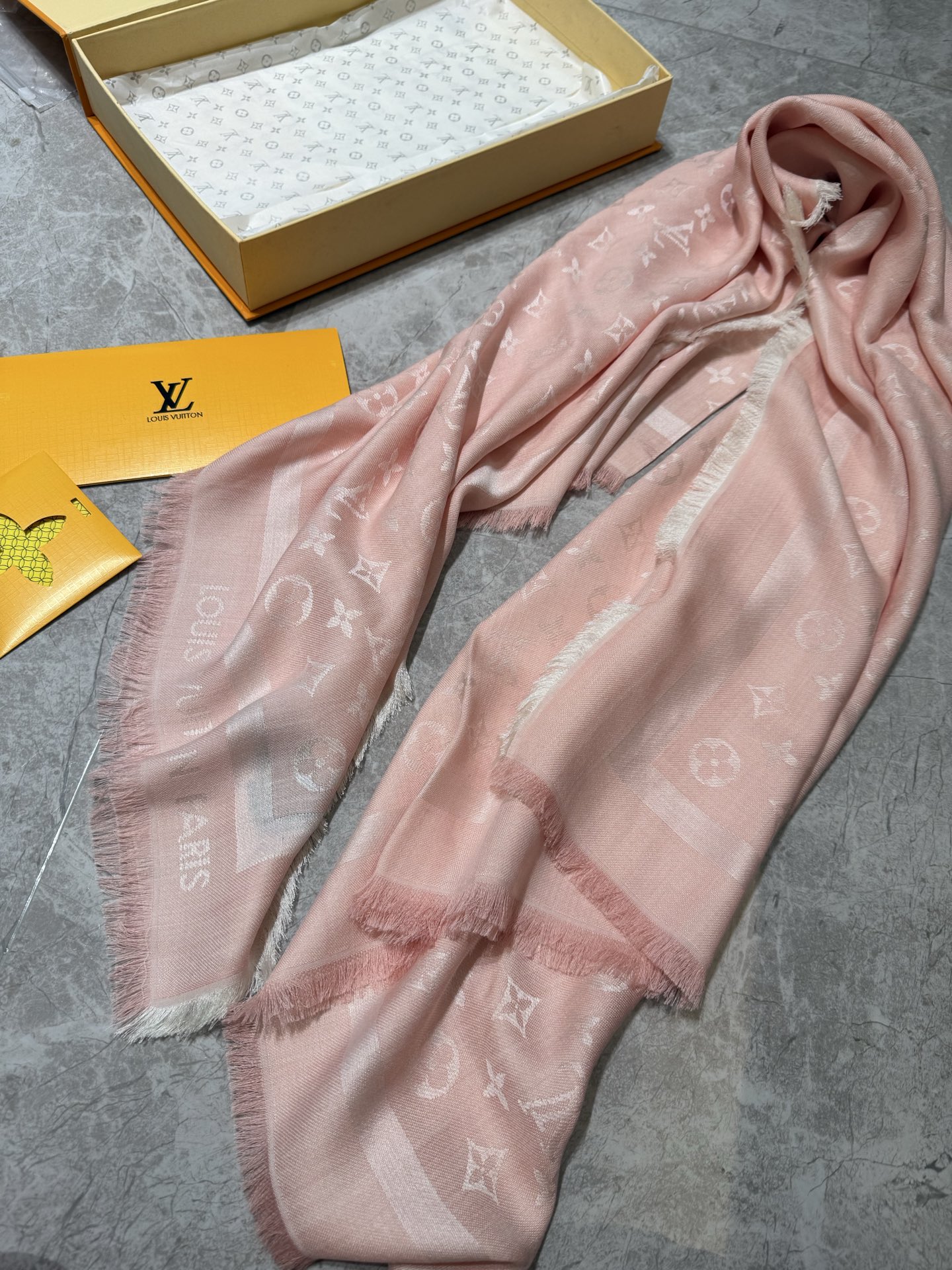P🥤皇室LV路易威登极品硬货❗️品质好到几宿都不能正常入眠[流泪]可以Pk专柜的最极品的品质❗️披肩向昔