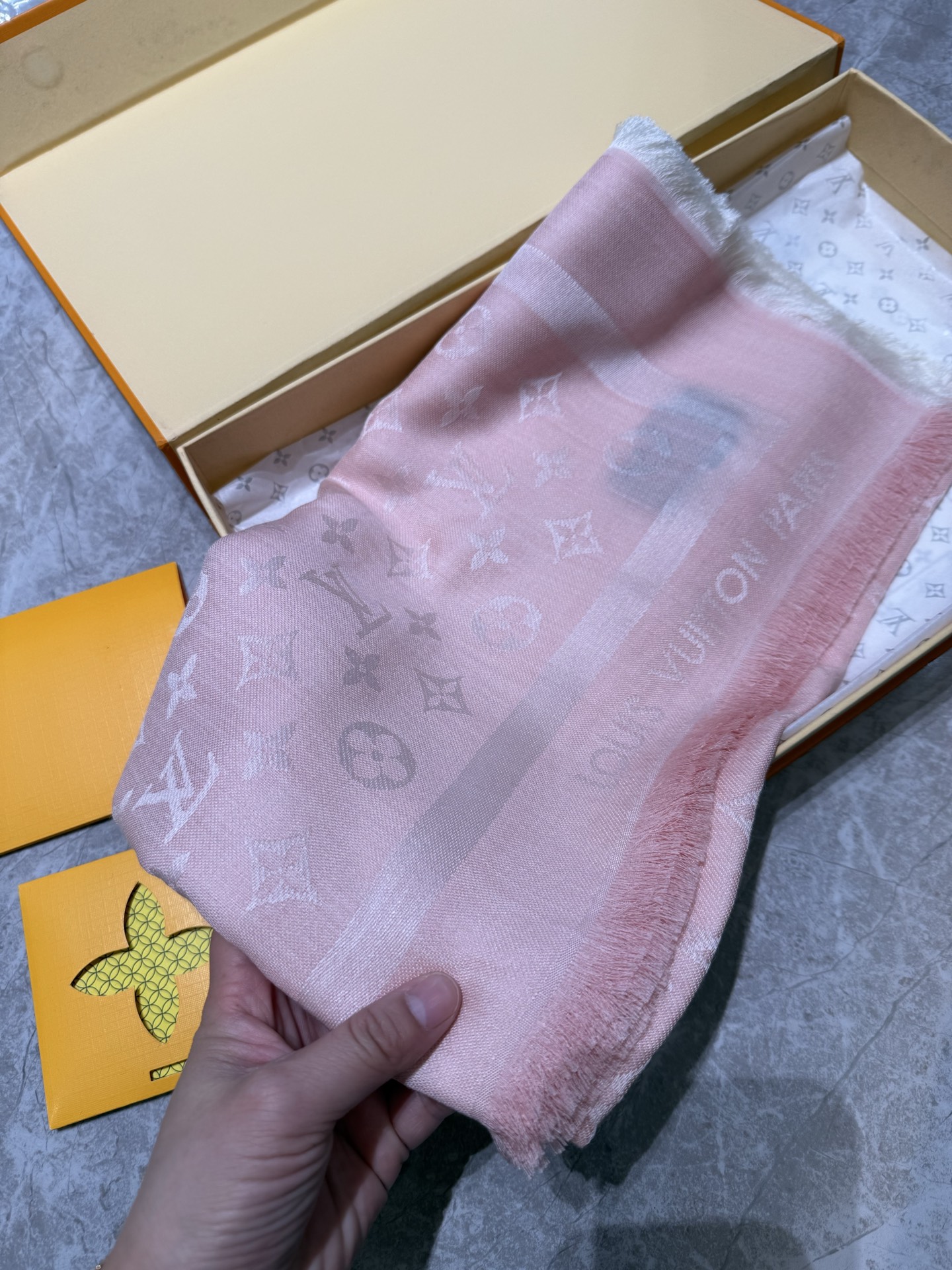 P🥤皇室LV路易威登极品硬货❗️品质好到几宿都不能正常入眠[流泪]可以Pk专柜的最极品的品质❗️披肩向昔