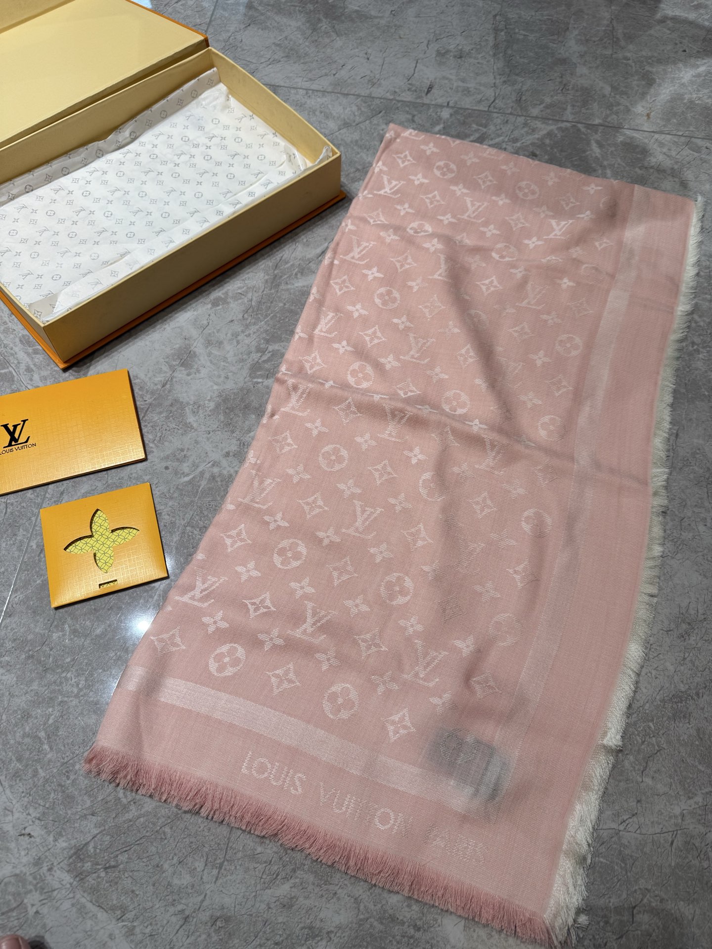 P🥤皇室LV路易威登极品硬货❗️品质好到几宿都不能正常入眠[流泪]可以Pk专柜的最极品的品质❗️披肩向昔