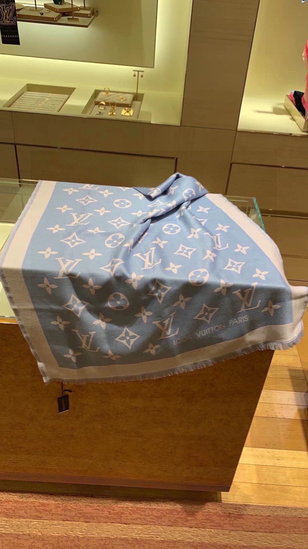 PLV 提花围巾真心赞‼原版1:1定制👑Miss LV 长围巾取材细密轻盈的丝毛混纺，醒目呈现 Monogram 图案与