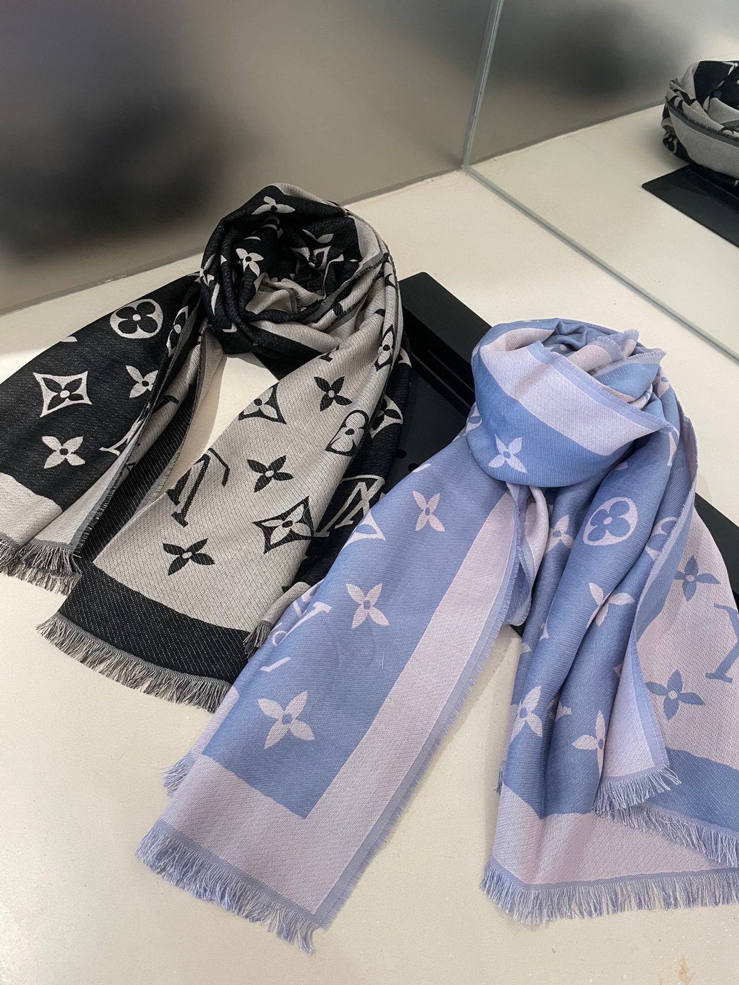 PLV 提花围巾真心赞‼原版1:1定制👑Miss LV 长围巾取材细密轻盈的丝毛混纺，醒目呈现 Monogram 图案与