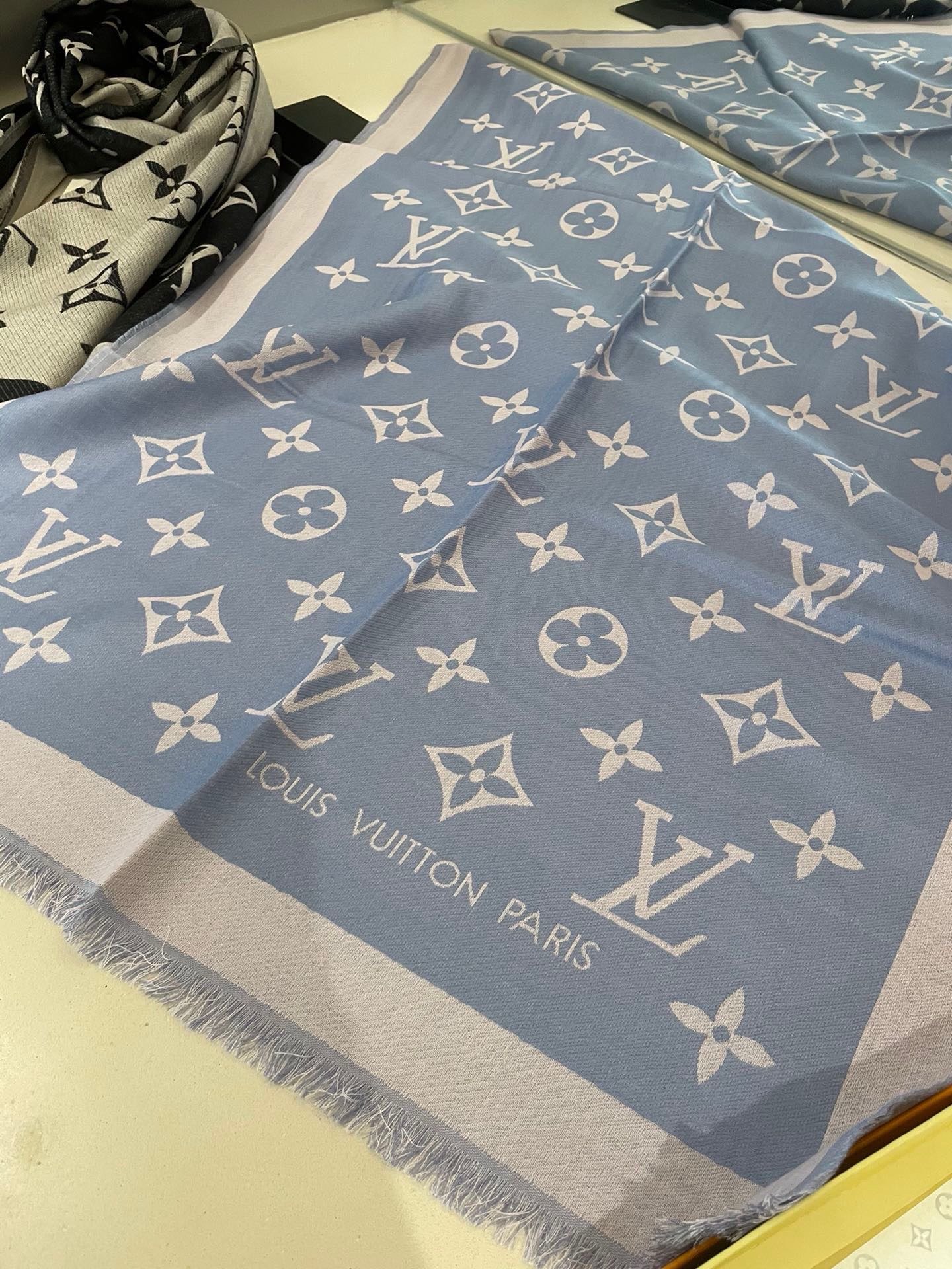 PLV 提花围巾真心赞‼原版1:1定制👑Miss LV 长围巾取材细密轻盈的丝毛混纺，醒目呈现 Monogram 图案与