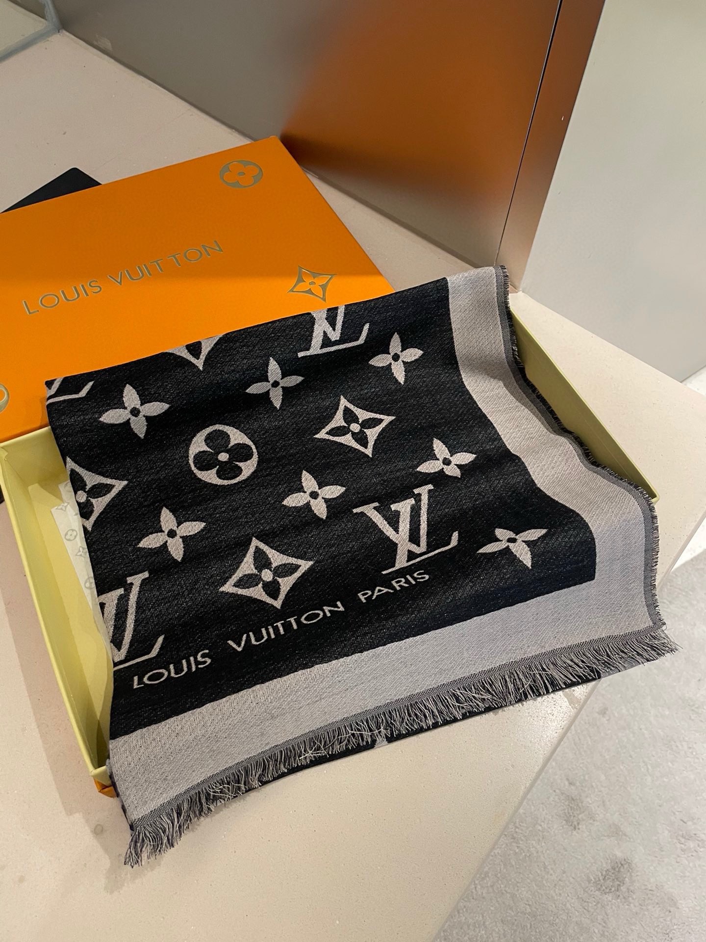PLV 提花围巾真心赞‼原版1:1定制👑Miss LV 长围巾取材细密轻盈的丝毛混纺，醒目呈现 Monogram 图案与