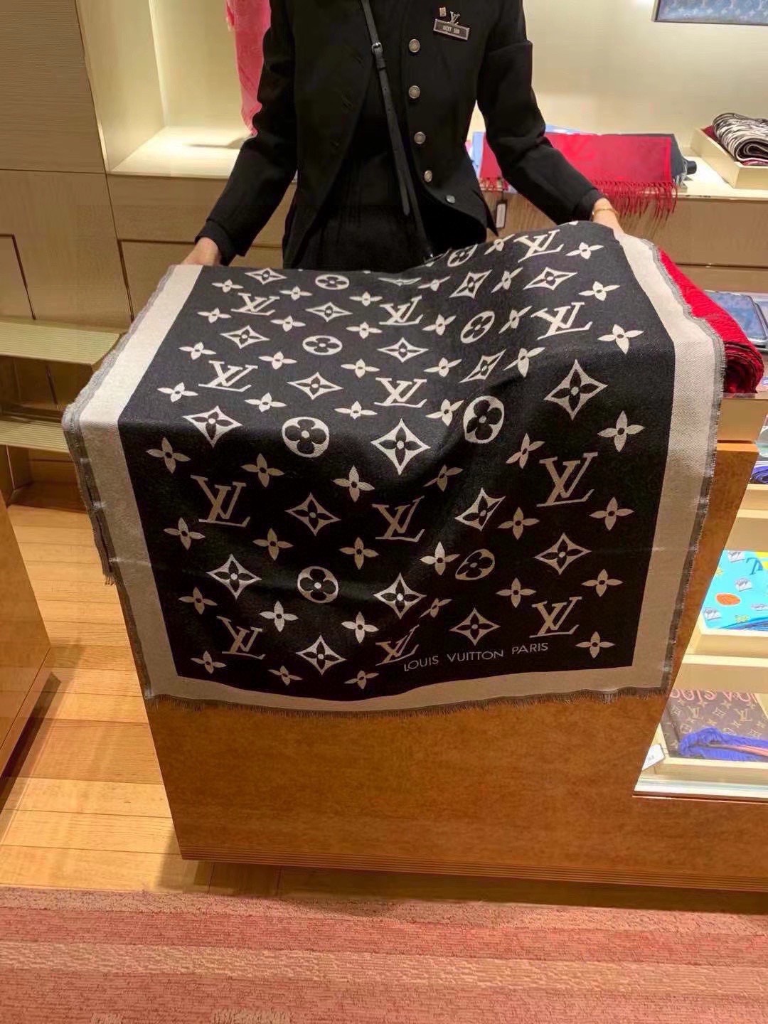 PLV 提花围巾真心赞‼原版1:1定制👑Miss LV 长围巾取材细密轻盈的丝毛混纺，醒目呈现 Monogram 图案与