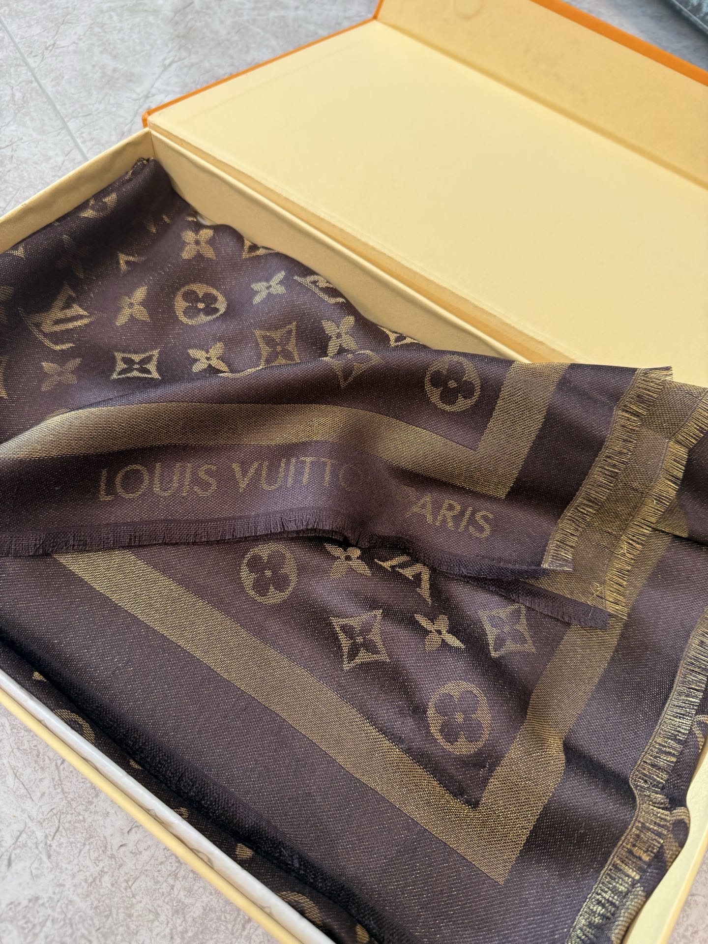 P🥤皇室LV路易威登极品硬货❗️品质好到几宿都不能正常入眠[流泪]可以Pk专柜的最极品的品质❗️披肩向昔日品牌广告海报采