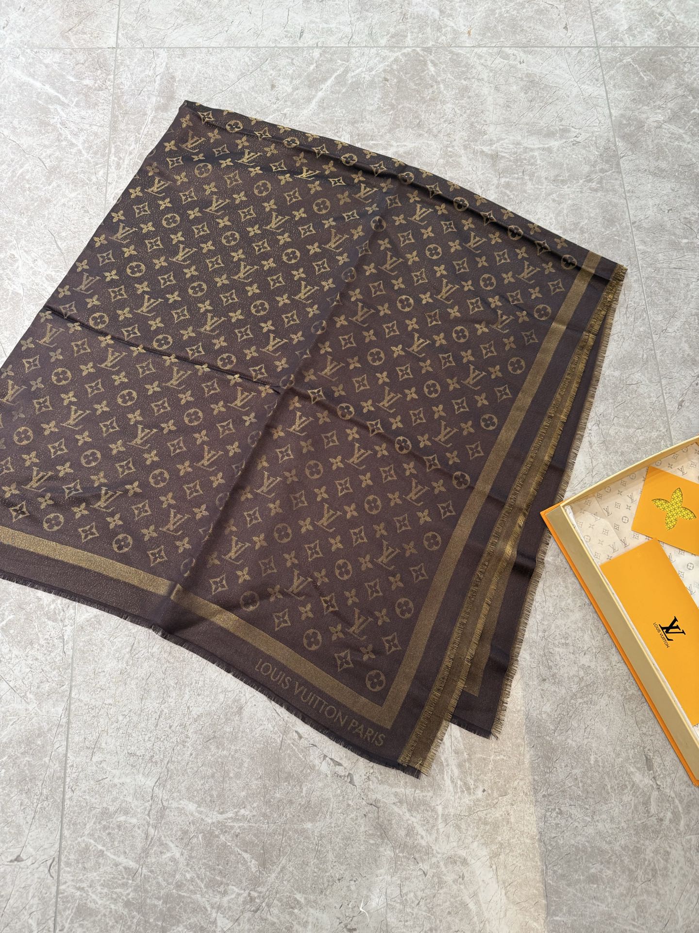 P🥤皇室LV路易威登极品硬货❗️品质好到几宿都不能正常入眠[流泪]可以Pk专柜的最极品的品质❗️披肩向昔日品牌广告海报采