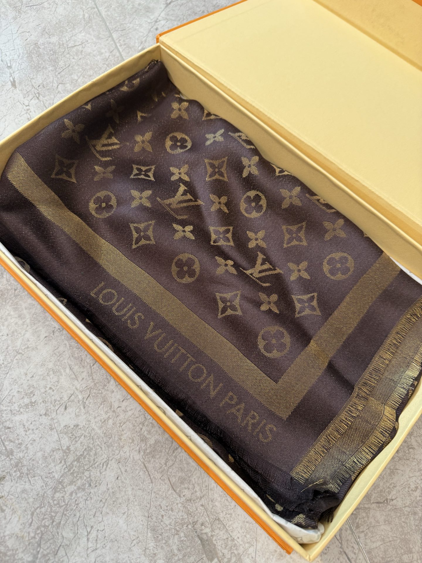 P🥤皇室LV路易威登极品硬货❗️品质好到几宿都不能正常入眠[流泪]可以Pk专柜的最极品的品质❗️披肩向昔日品牌广告海报采