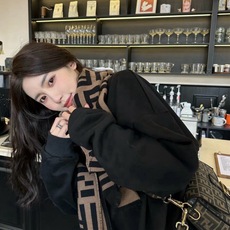 P 高版本 通用情侣款FENDI【FF】围巾,官网同步大牌更新,羊毛提花编织,手感柔软舒适奢华有质感,由双色交织提花工艺 P 高版本 通用情侣款FENDI【FF】围巾,官网同步大牌更新,羊毛提花编织,手感柔软舒适奢华有质感,由双色交织提花工艺