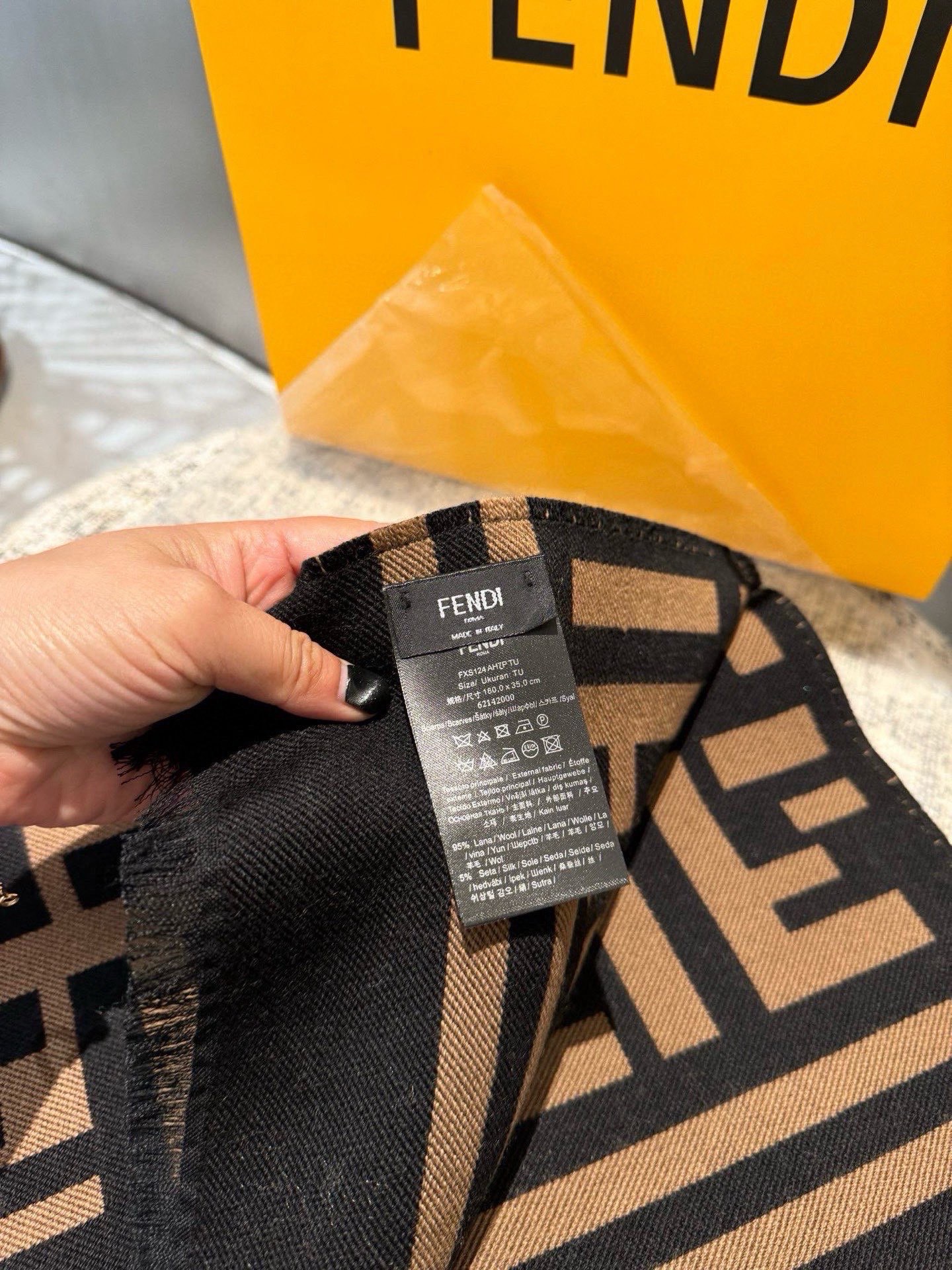 P 高版本 通用情侣款FENDI【FF】围巾，官网同步大牌更新，羊毛提花编织，手感柔软舒适奢华有质感，由双色交织提花工艺