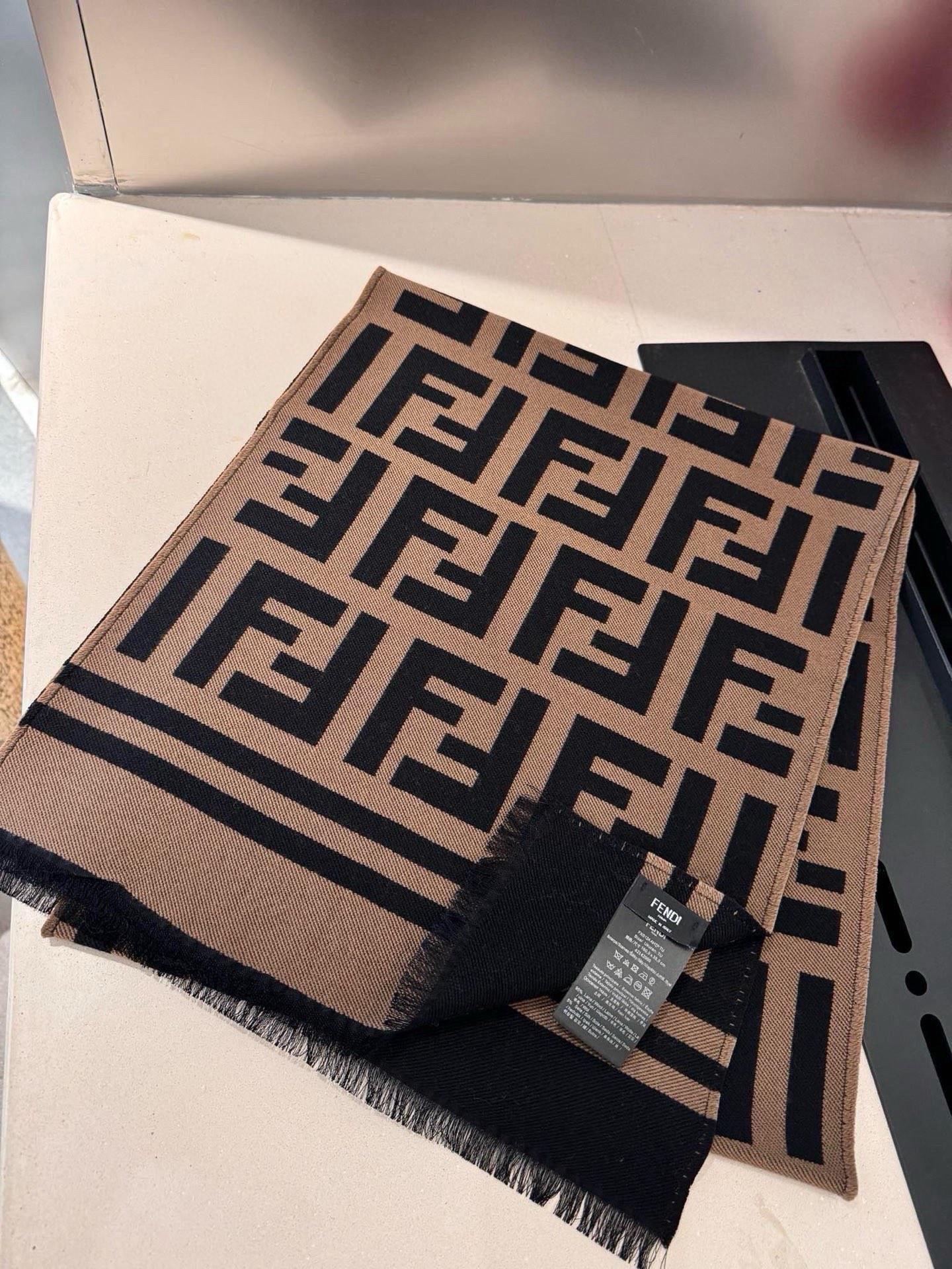 P 高版本 通用情侣款FENDI【FF】围巾，官网同步大牌更新，羊毛提花编织，手感柔软舒适奢华有质感，由双色交织提花工艺