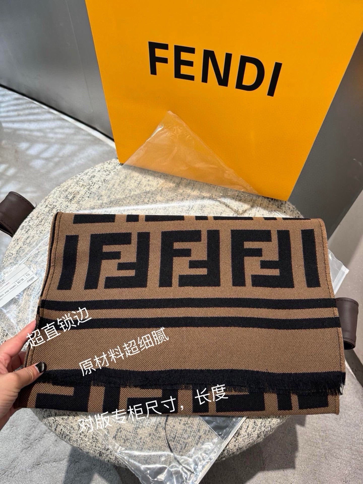 P 高版本 通用情侣款FENDI【FF】围巾，官网同步大牌更新，羊毛提花编织，手感柔软舒适奢华有质感，由双色交织提花工艺