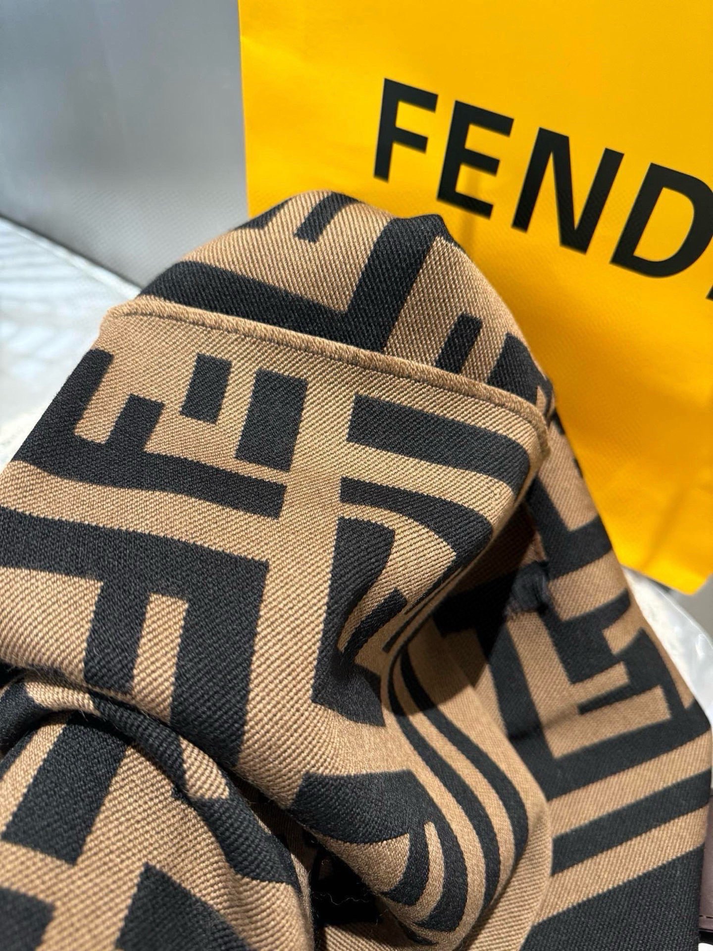 P 高版本 通用情侣款FENDI【FF】围巾，官网同步大牌更新，羊毛提花编织，手感柔软舒适奢华有质感，由双色交织提花工艺