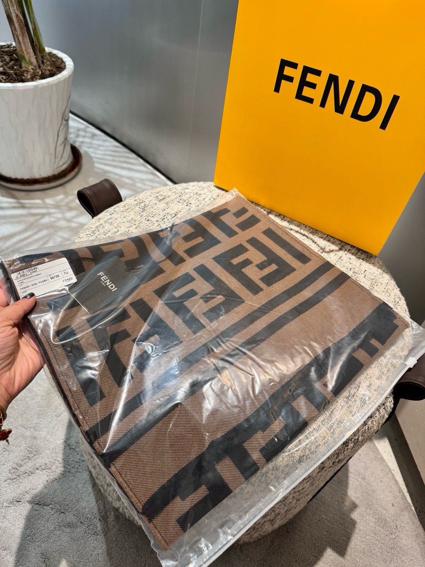P 高版本 通用情侣款FENDI【FF】围巾，官网同步大牌更新，羊毛提花编织，手感柔软舒适奢华有质感，由双色交织提花工艺
