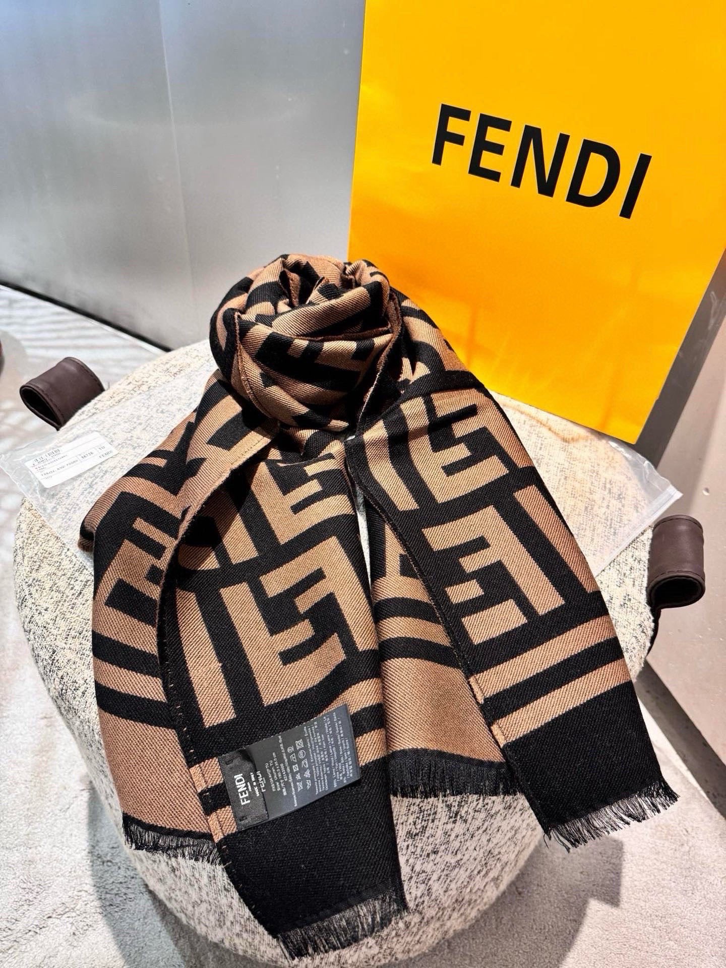 P 高版本 通用情侣款FENDI【FF】围巾，官网同步大牌更新，羊毛提花编织，手感柔软舒适奢华有质感，由双色交织提花工艺