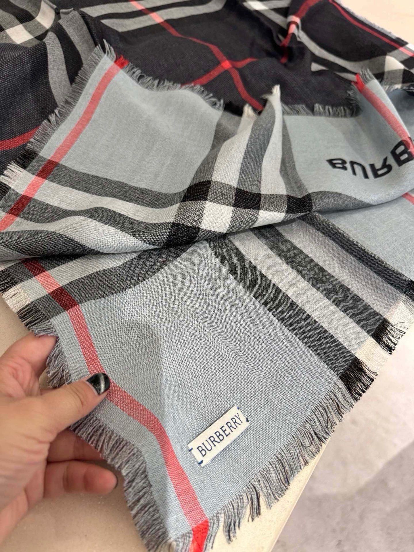 🆕 🆕 P高版本BURBERRY家经典格！2026年最值得入超值版，老友闭眼入！一条围巾两条的快乐！！！经典格，经典配色