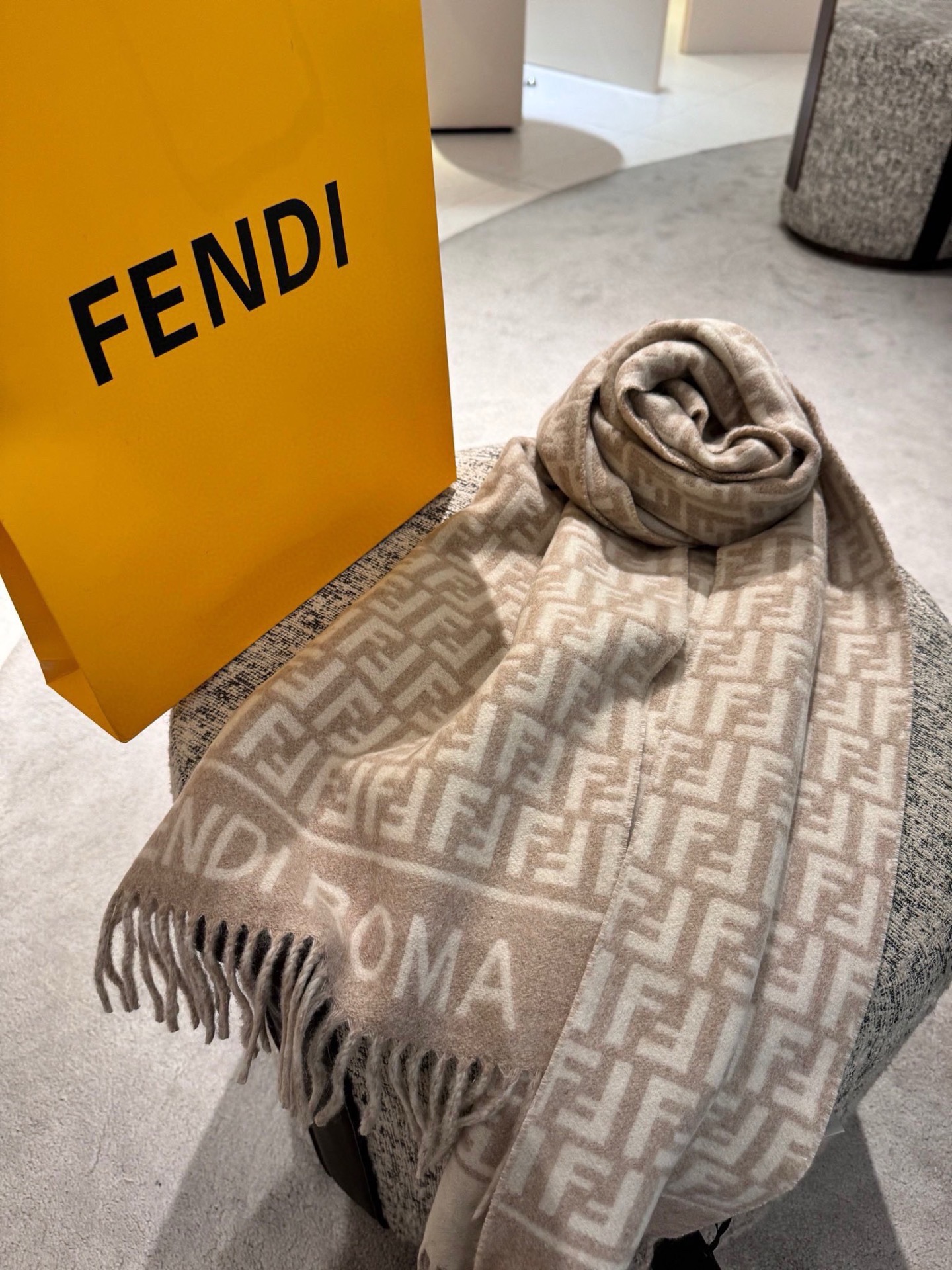 🆕 🆕 P 高版本♥️极品‼️Fendi今年最火的围巾🔥全世界都在抢的老花FF字母款🔥主打的限量大极品‼️专柜也是有钱也 🆕 🆕 P 高版本♥️极品‼️Fendi今年最火的围巾🔥全世界都在抢的老花FF字母款🔥主打的限量大极品‼️专柜也是有钱也