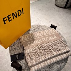🆕 🆕 P 高版本♥️极品‼️Fendi今年最火的围巾🔥全世界都在抢的老花FF字母款🔥主打的限量大极品‼️专柜也是有钱也 🆕 🆕 P 高版本♥️极品‼️Fendi今年最火的围巾🔥全世界都在抢的老花FF字母款🔥主打的限量大极品‼️专柜也是有钱也