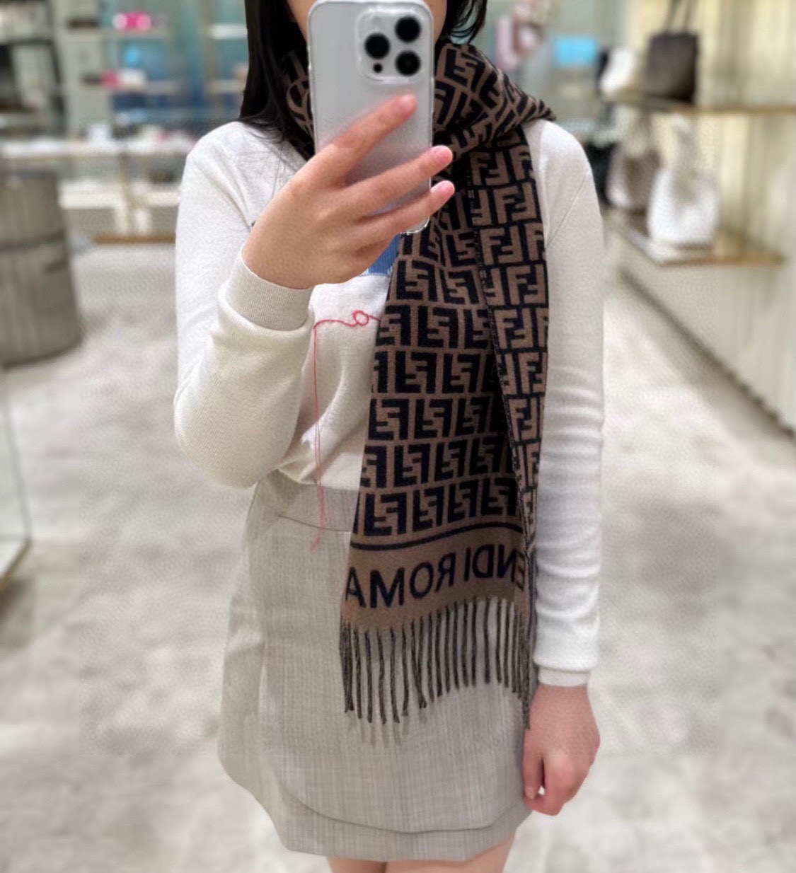 🆕 🆕 P 高版本♥️极品‼️Fendi今年最火的围巾🔥全世界都在抢的老花FF字母款🔥主打的限量大极品‼️专柜也是有钱也