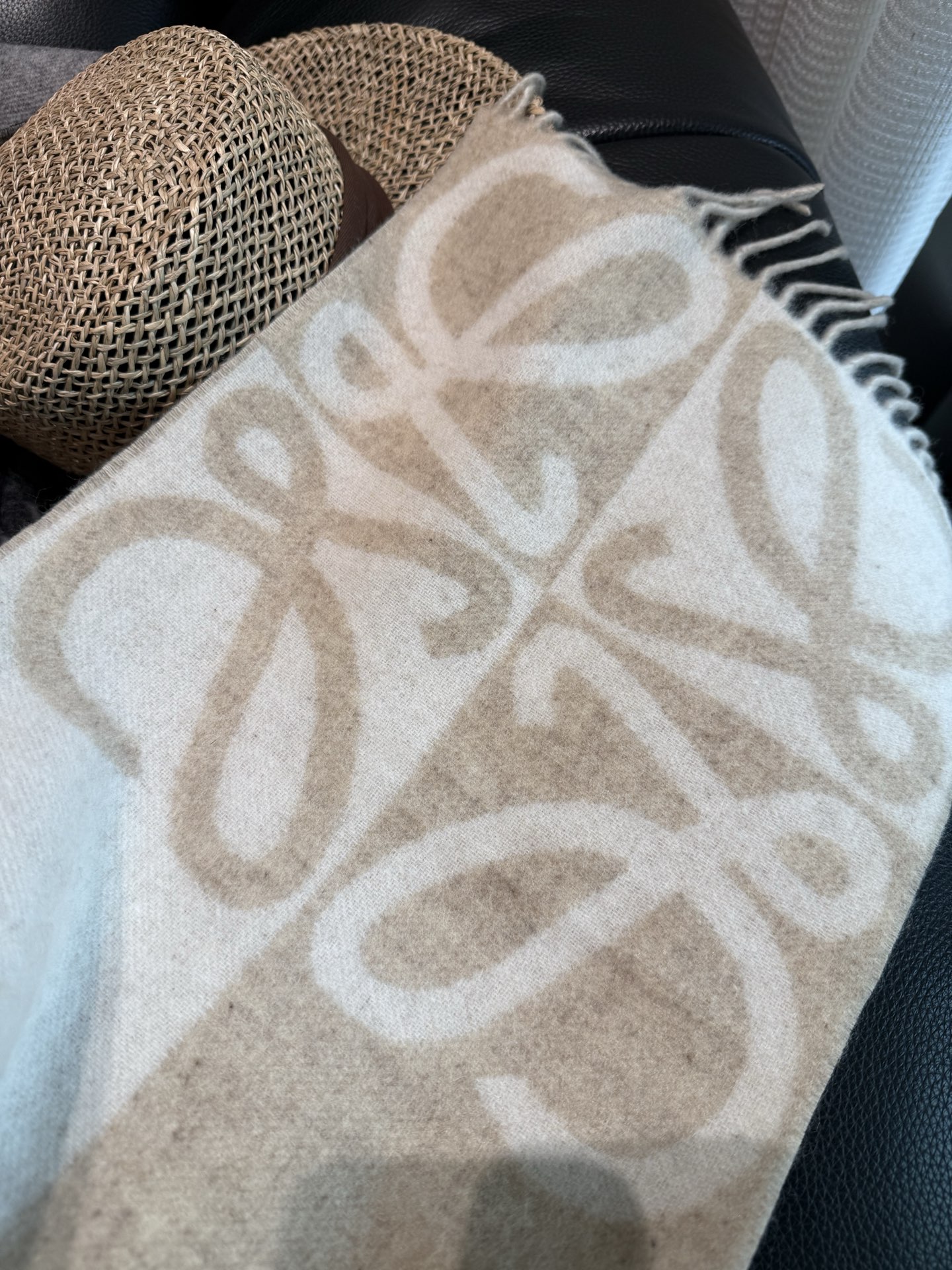 🆕 🆕 P💕同步 LOEWE罗意威｜双面拼色羊绒羊毛🤎💗 新品！粉拼驼这个配色真的温柔到骨子里 经典Anagram回纹大
