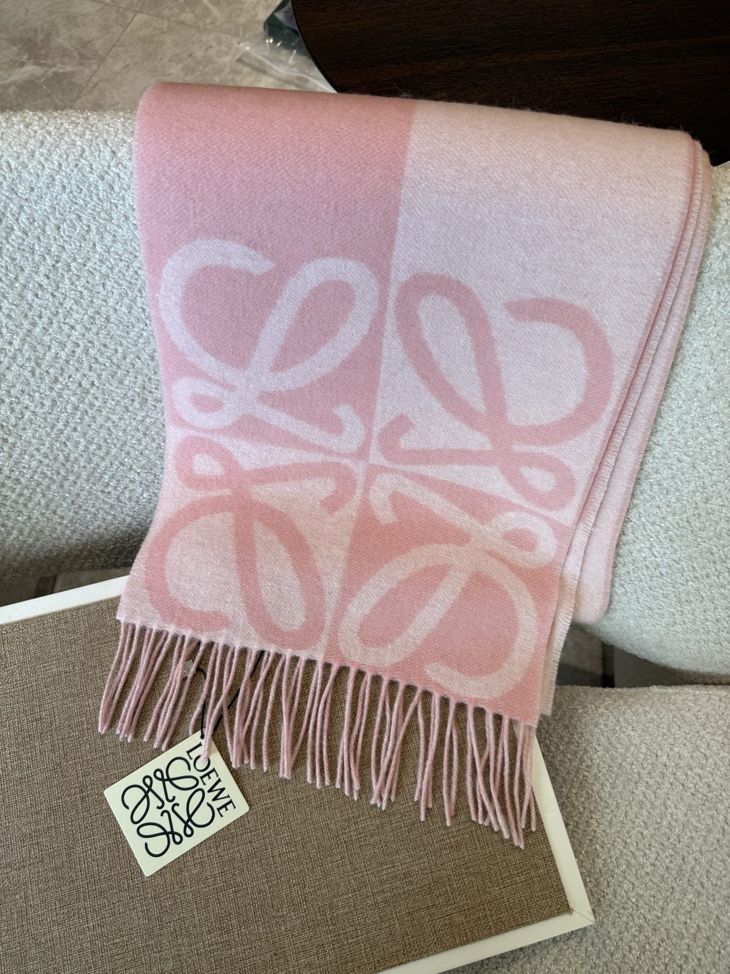 🆕 🆕 P💕同步 LOEWE罗意威｜双面拼色羊绒羊毛🤎💗 新品！粉拼驼这个配色真的温柔到骨子里 经典Anagram回纹大