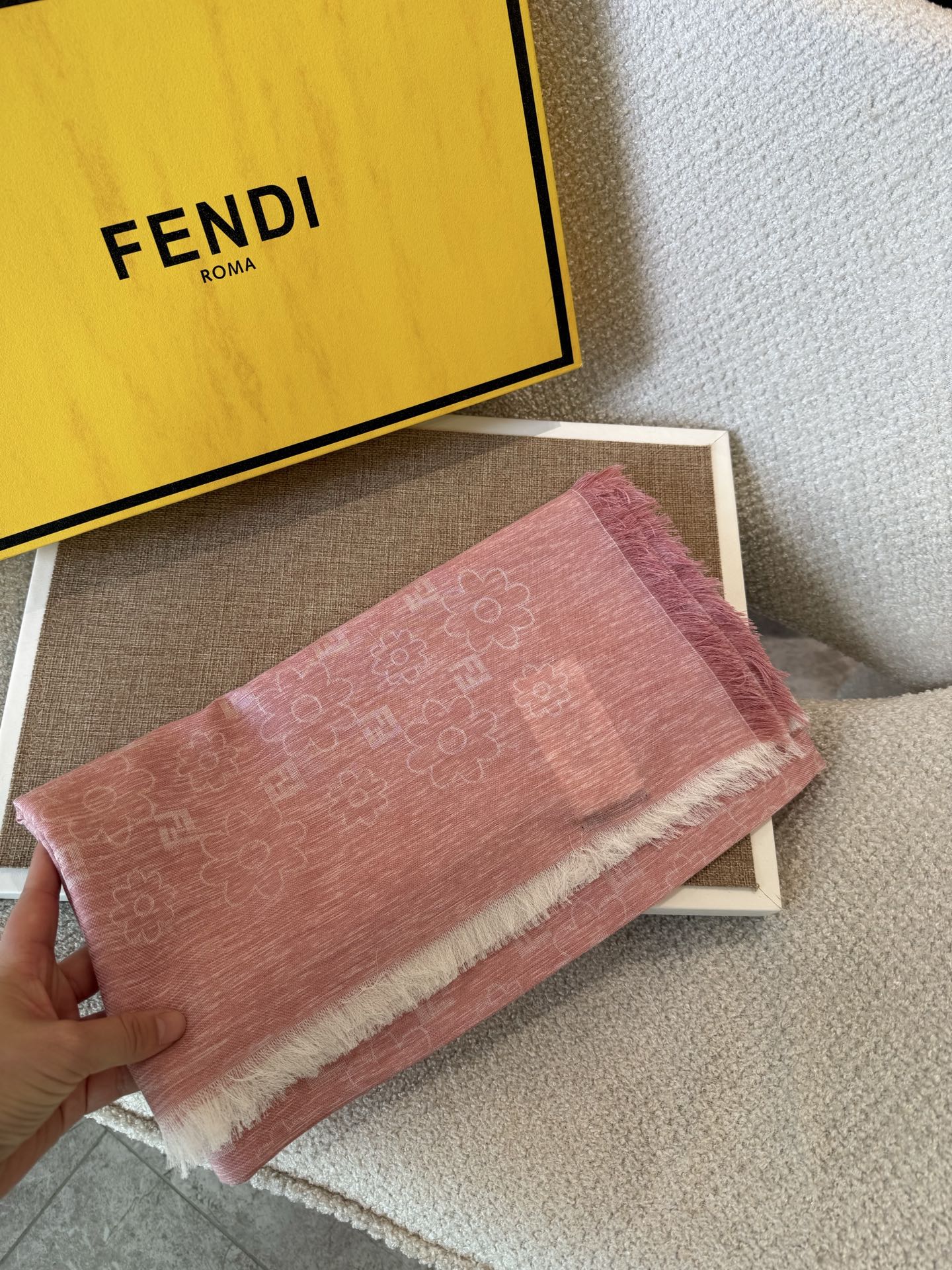 🆕 🆕 P𝐅𝐞𝐧𝐝𝐢 26新款《FF牛仔花朵图案披肩》Size：140x140cm 双F提花大方巾，专柜新品·双面呈现出