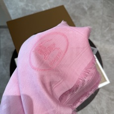 P骑士暗格流苏长巾,四边做短毛流苏锁边,区别于普通卷边款,右下角椭圆形压印/提花马术骑士EKD徽标,整体是低调暗纹,不会 P骑士暗格流苏长巾,四边做短毛流苏锁边,区别于普通卷边款,右下角椭圆形压印/提花马术骑士EKD徽标,整体是低调暗纹,不会