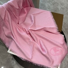 P骑士暗格流苏长巾,四边做短毛流苏锁边,区别于普通卷边款,右下角椭圆形压印/提花马术骑士EKD徽标,整体是低调暗纹,不会 P骑士暗格流苏长巾,四边做短毛流苏锁边,区别于普通卷边款,右下角椭圆形压印/提花马术骑士EKD徽标,整体是低调暗纹,不会