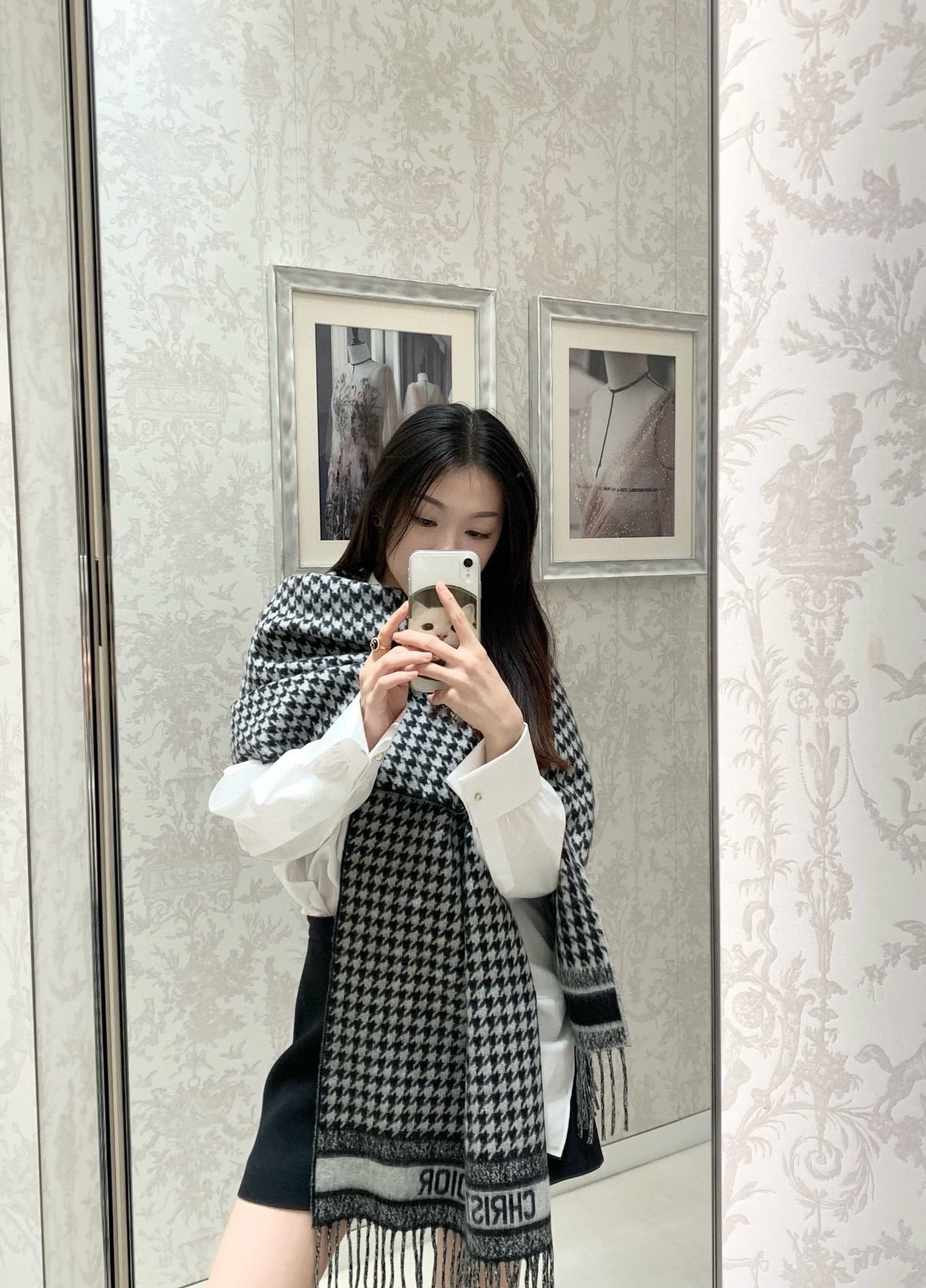 PDior26新款千鸟格围巾,这款围巾向经典的粉色和白色千鸟格纹图案致敬。采用羊绒面料精心制作,双面设计,饰以流苏饰边, PDior26新款千鸟格围巾,这款围巾向经典的粉色和白色千鸟格纹图案致敬。采用羊绒面料精心制作,双面设计,饰以流苏饰边,